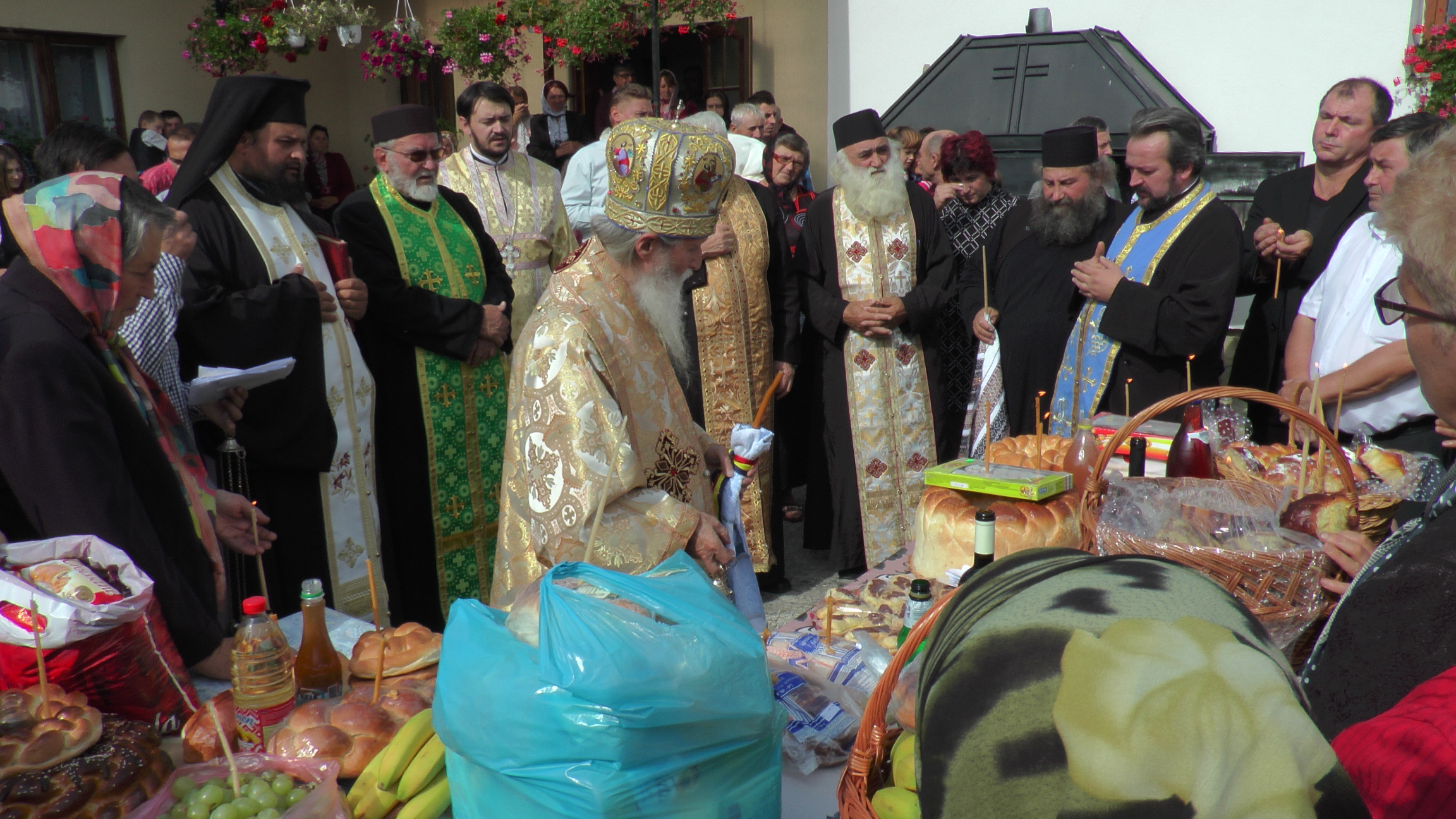 Liturghii arhiereşti la Mănăstirea Groşi şi Parohia Botuş