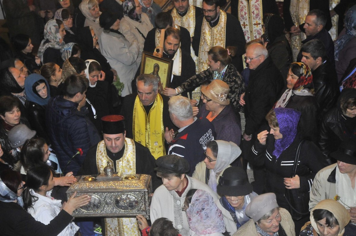 Moaştele Sfintei Muceniţe Chiriachi, la Biserica „Sfinţii Trei Ierarhi“ din Bacău Moaştele Sfintei Muceniţe Chiriachi, la Biserica „Sfinţii Trei Ierarhi“ din Bacău