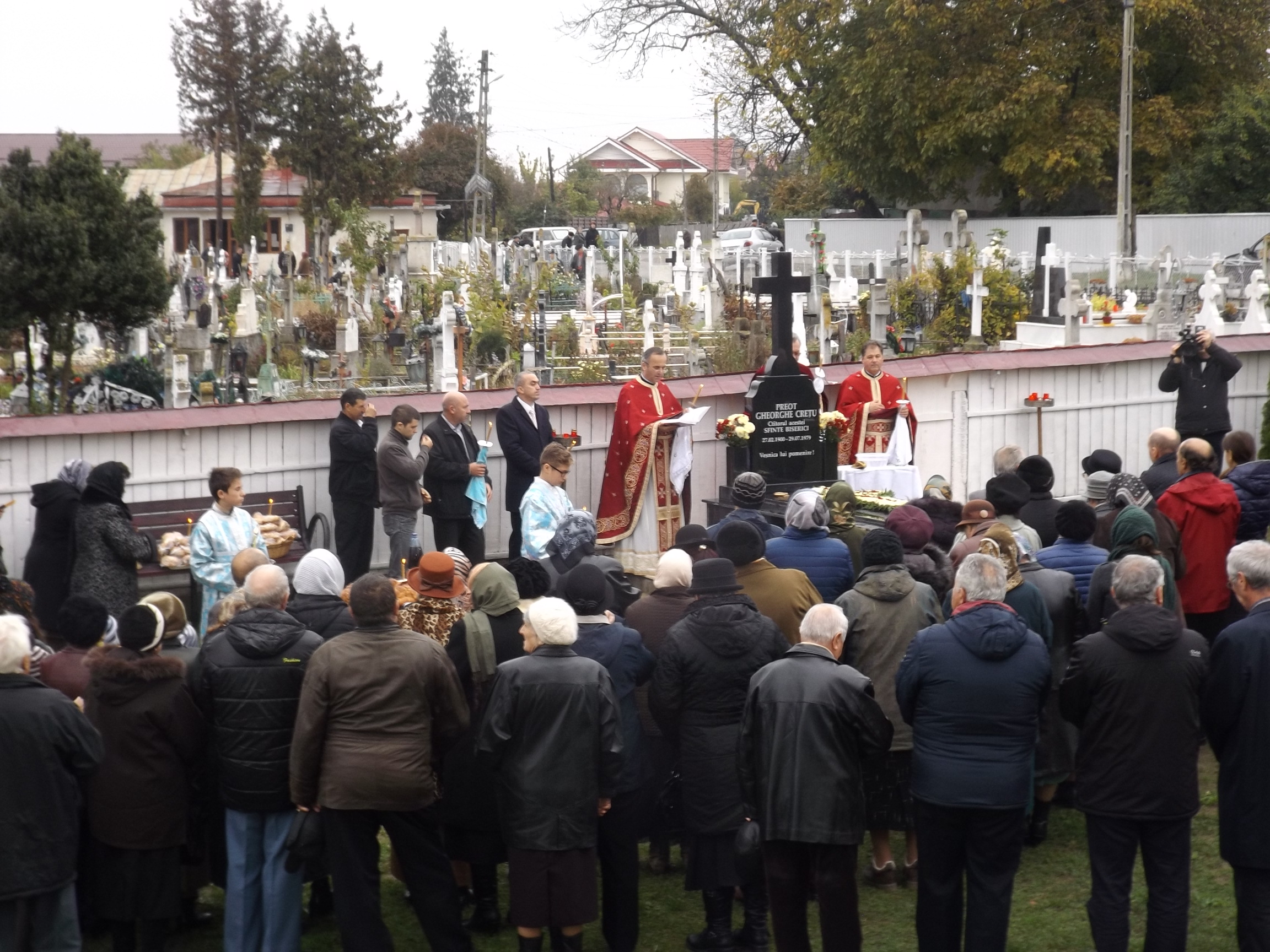 Ctitorul catedralei din Buhuşi, comemorat prin rugăciune Ctitorul catedralei din Buhuşi, comemorat prin rugăciune