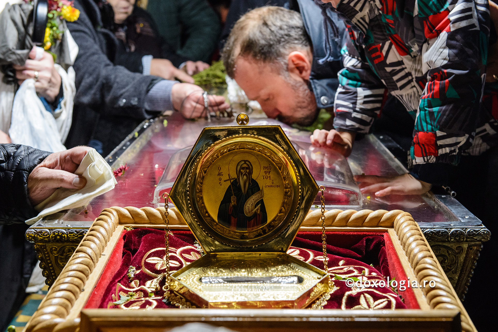 Cuvânt pentru cei care încă mai cred că pelerinii sunt „pupători de oase”