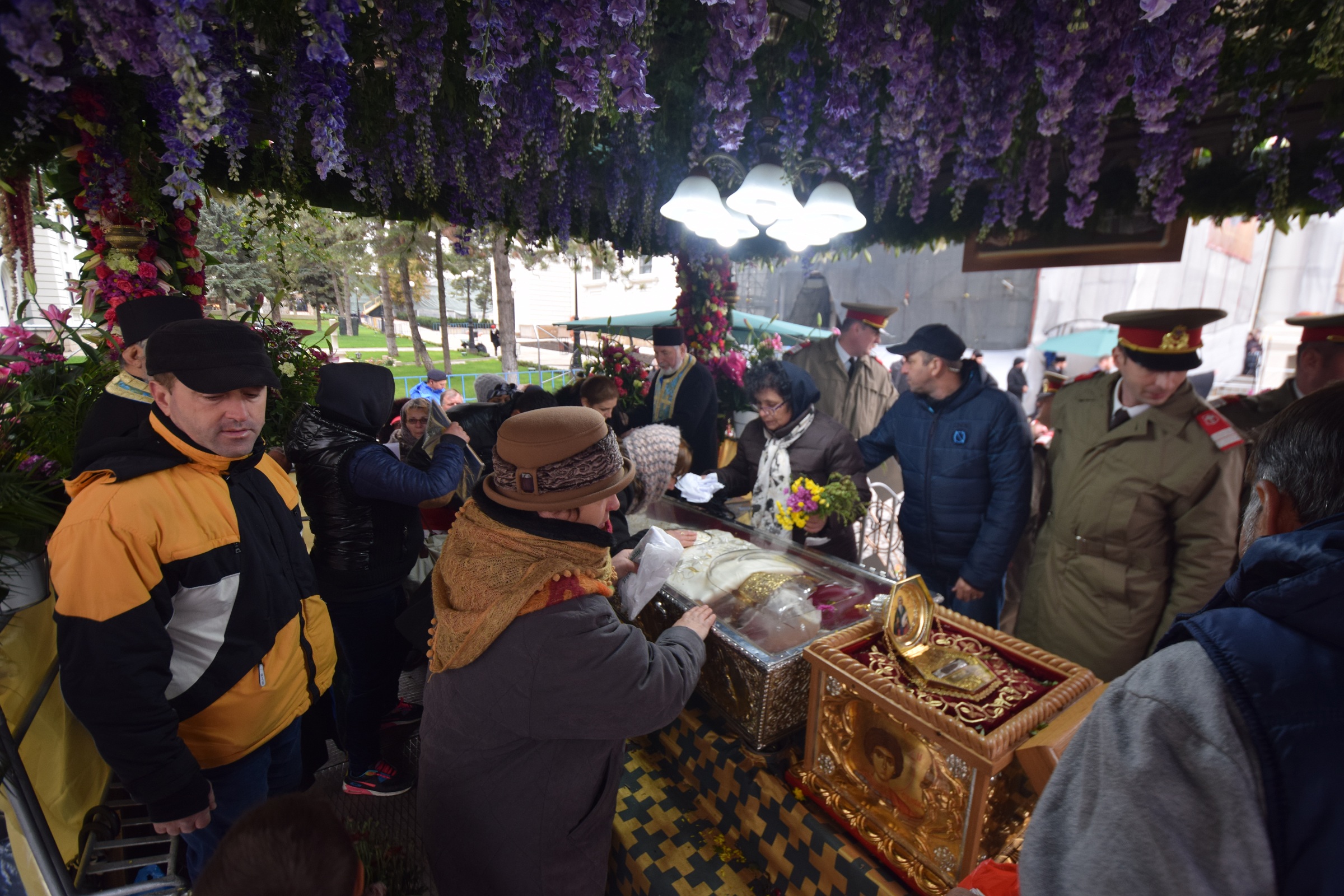 25 000 de pelerini, prezenți la Iași de ziua Sfintei Cuvioase Parascheva 25 000 de pelerini, prezenți la Iași de ziua Sfintei Cuvioase Parascheva