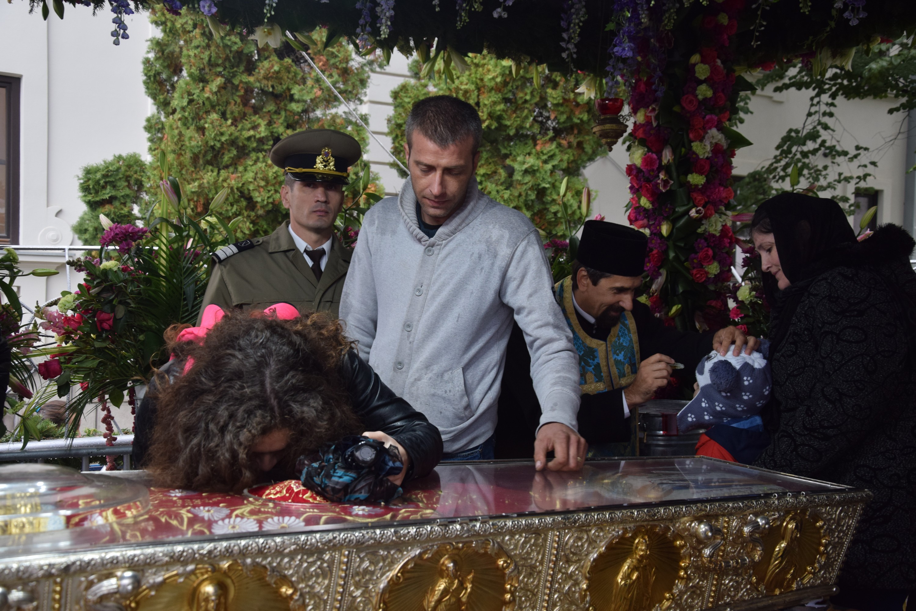 De ce vin pelerinii să se închine la moaștele Sfintei Cuvioase Parascheva?