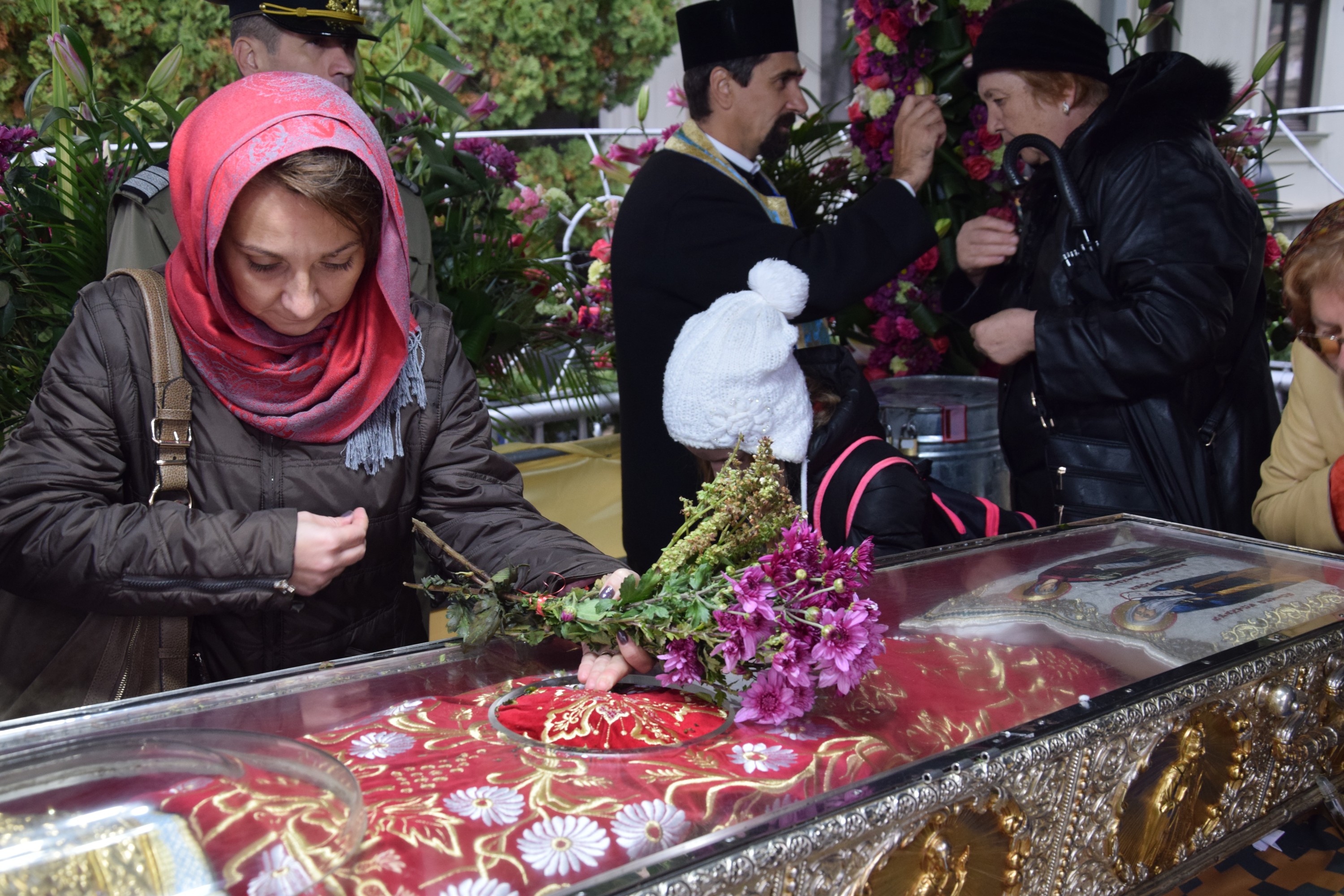 De ce vin pelerinii să se închine la moaștele Sfintei Cuvioase Parascheva?