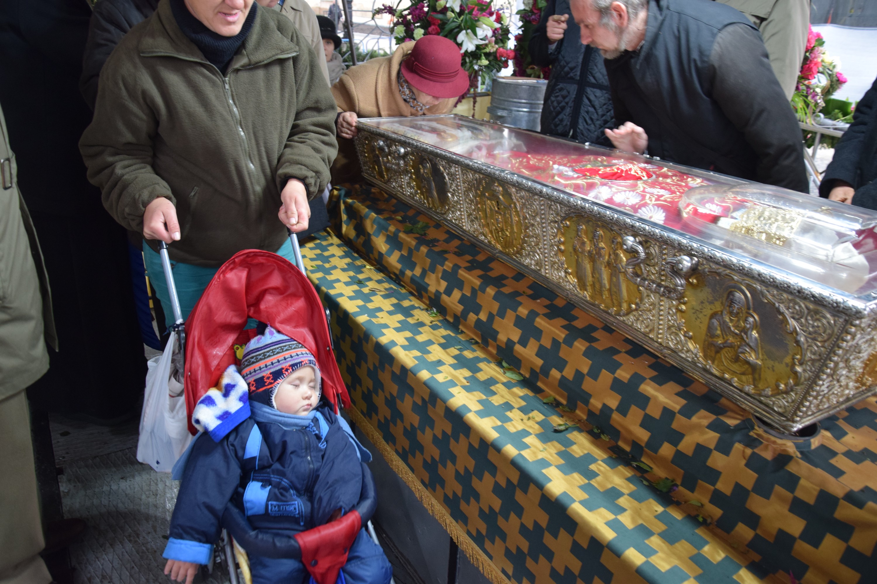 De ce vin pelerinii să se închine la moaștele Sfintei Cuvioase Parascheva?