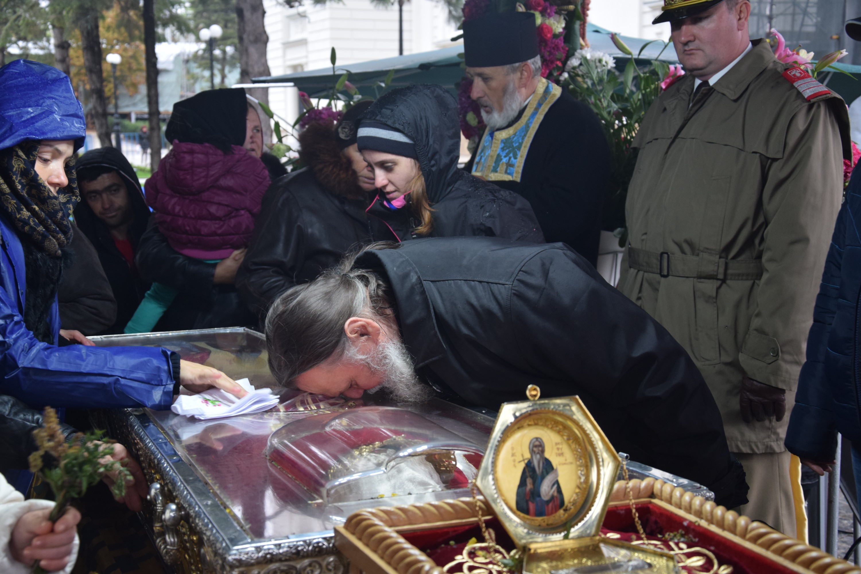 De ce vin pelerinii să se închine la moaștele Sfintei Cuvioase Parascheva?