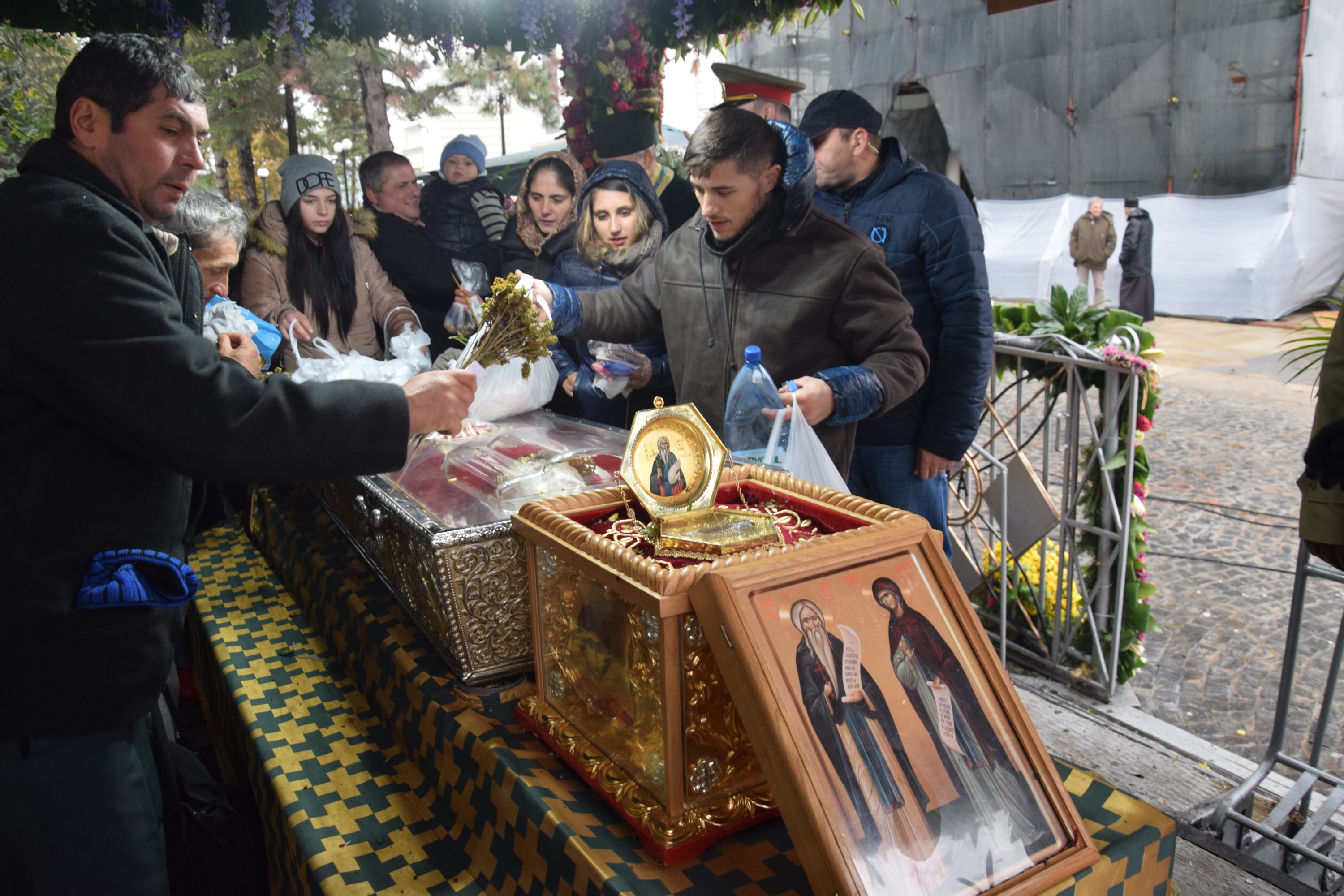 De ce vin pelerinii să se închine la moaștele Sfintei Cuvioase Parascheva?
