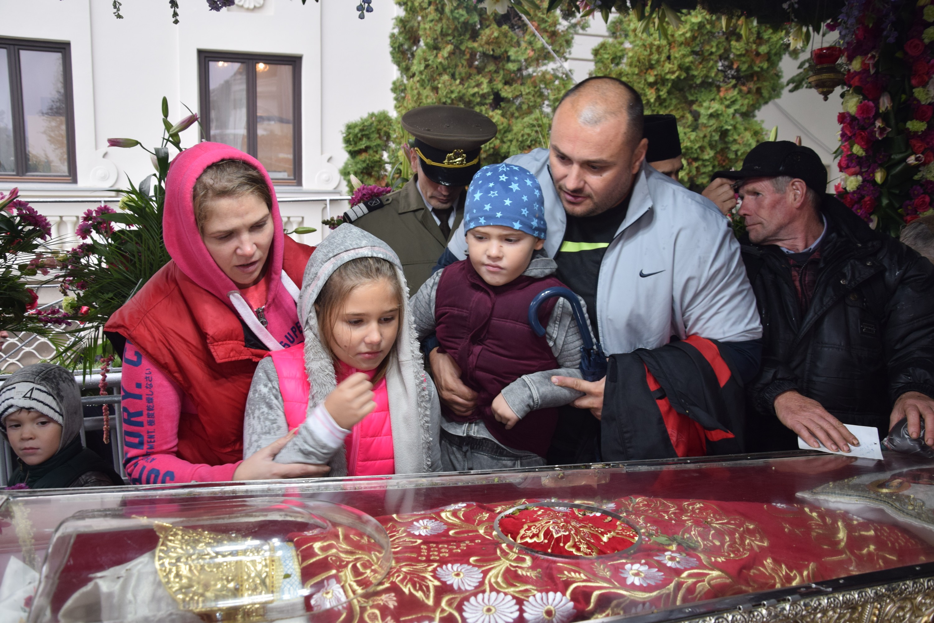 De ce vin pelerinii să se închine la moaștele Sfintei Cuvioase Parascheva?