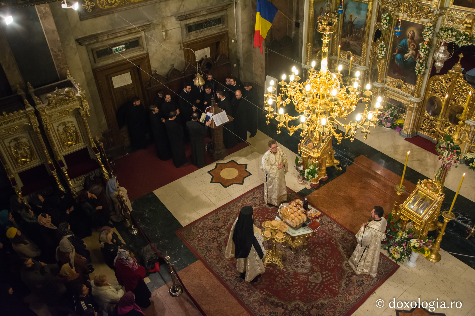 Privegherea continuă la Catedrala Mitropolitană (galerie FOTO)
