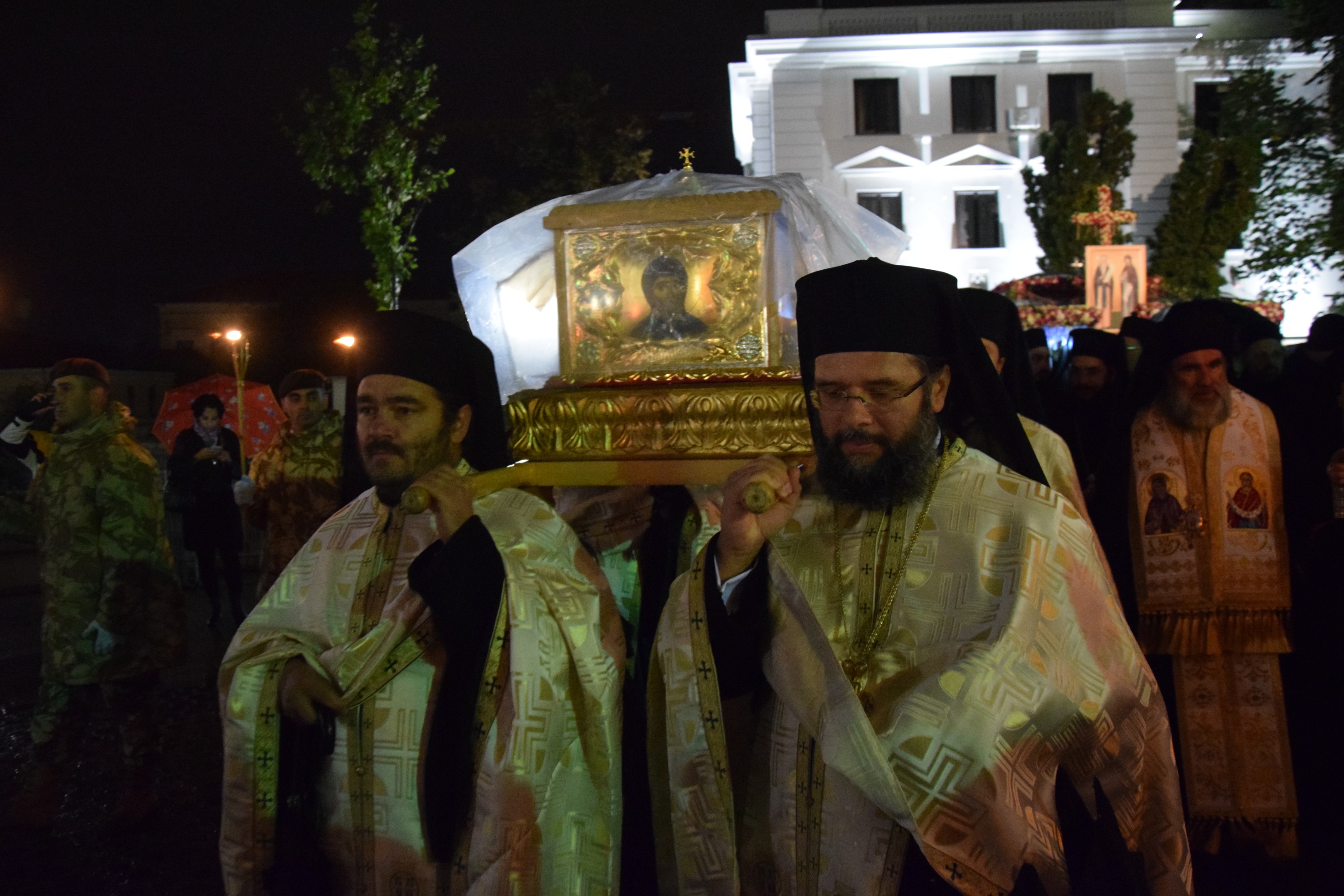 Prin frig și ploaie: pelerini din toată țara au străbătut „Calea Sfinților”