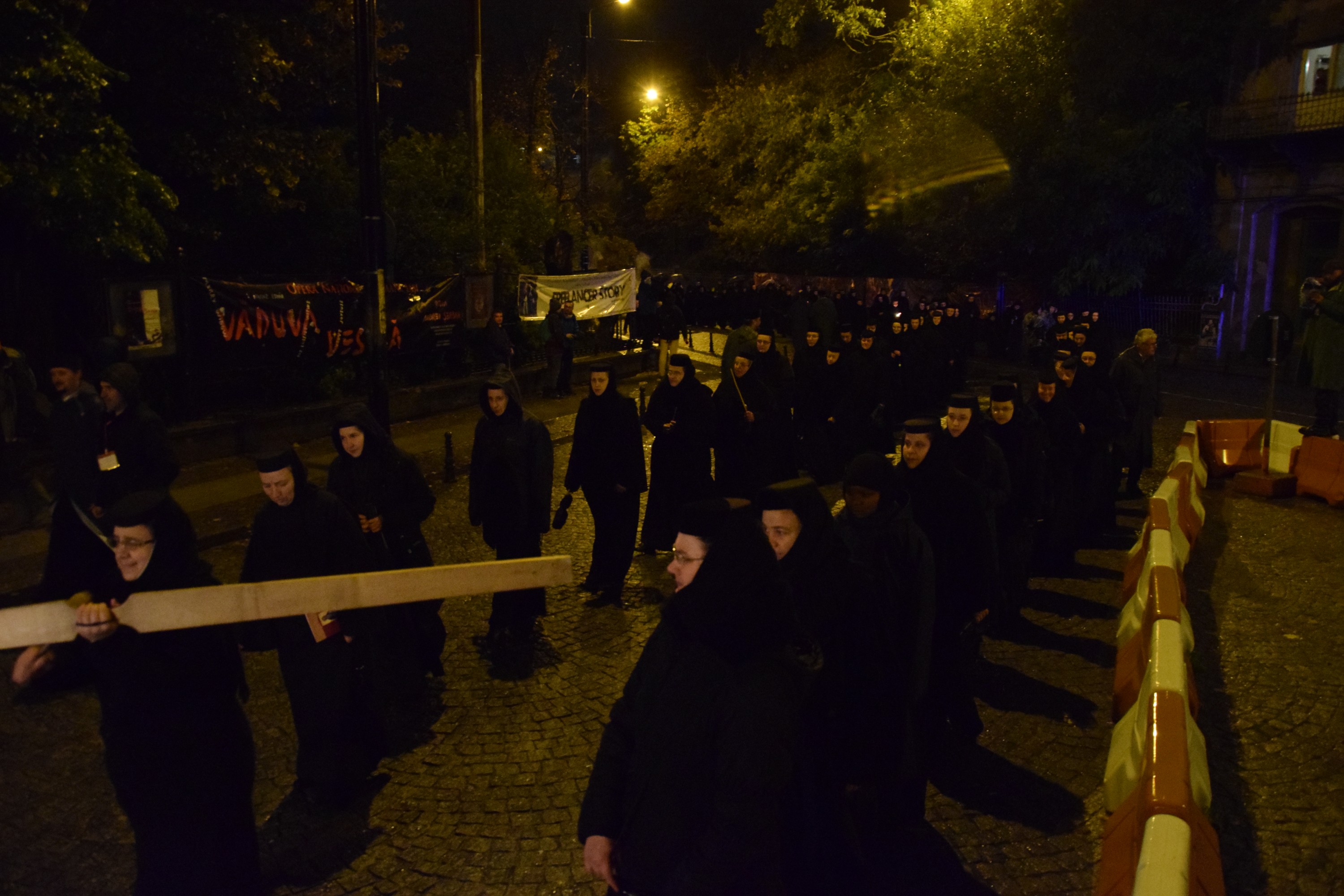 Prin frig și ploaie: pelerini din toată țara au străbătut „Calea Sfinților”