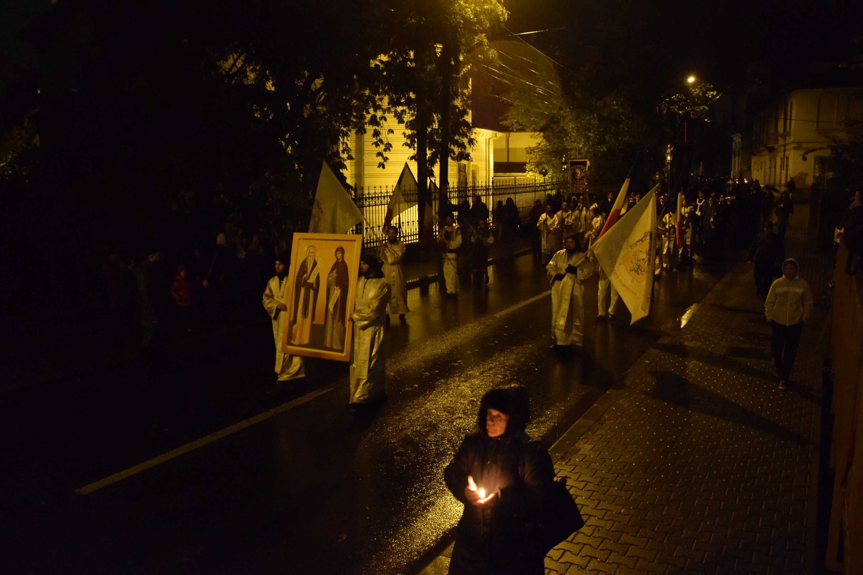 Prin frig și ploaie: pelerini din toată țara au străbătut „Calea Sfinților”