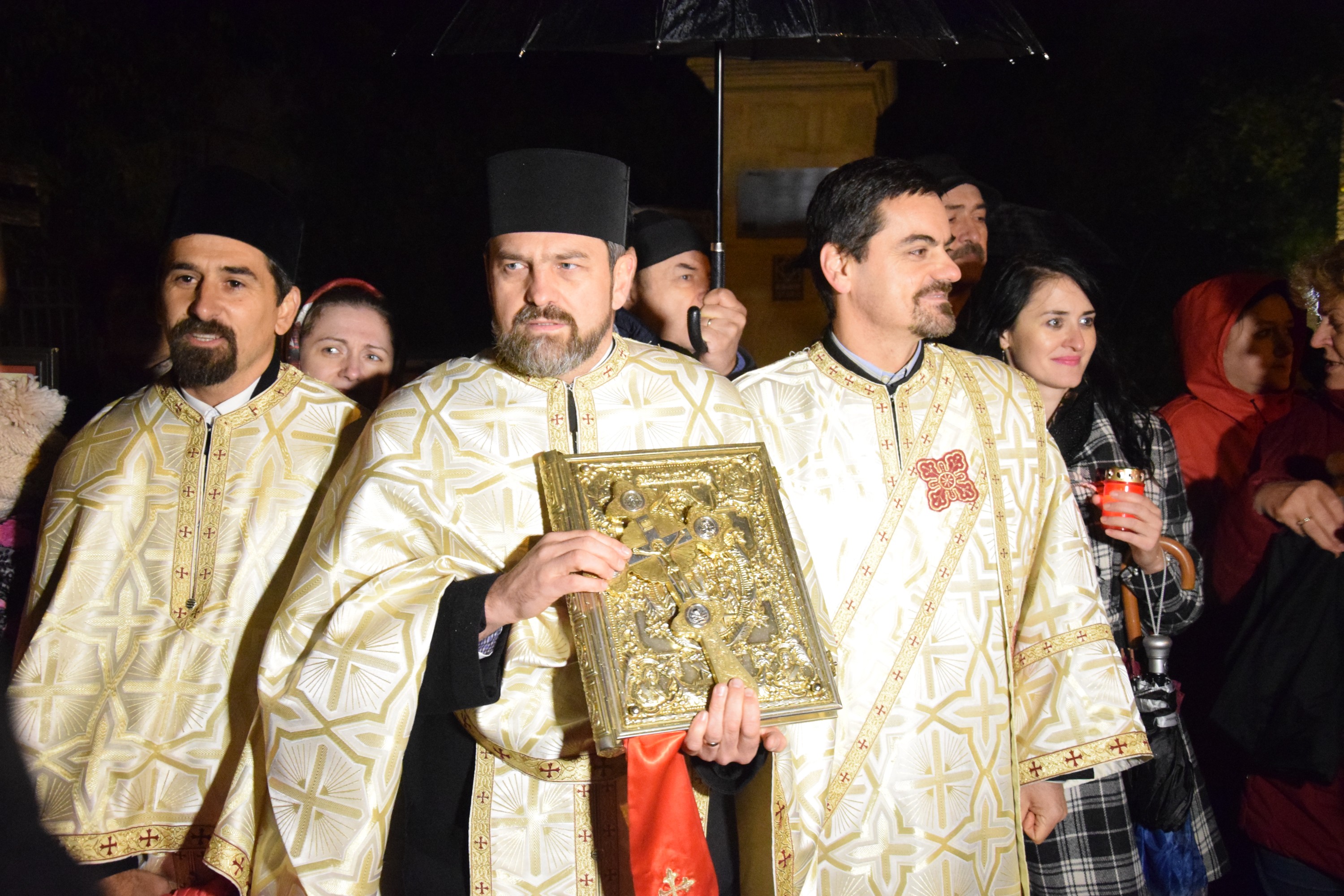 Prin frig și ploaie: pelerini din toată țara au străbătut „Calea Sfinților”