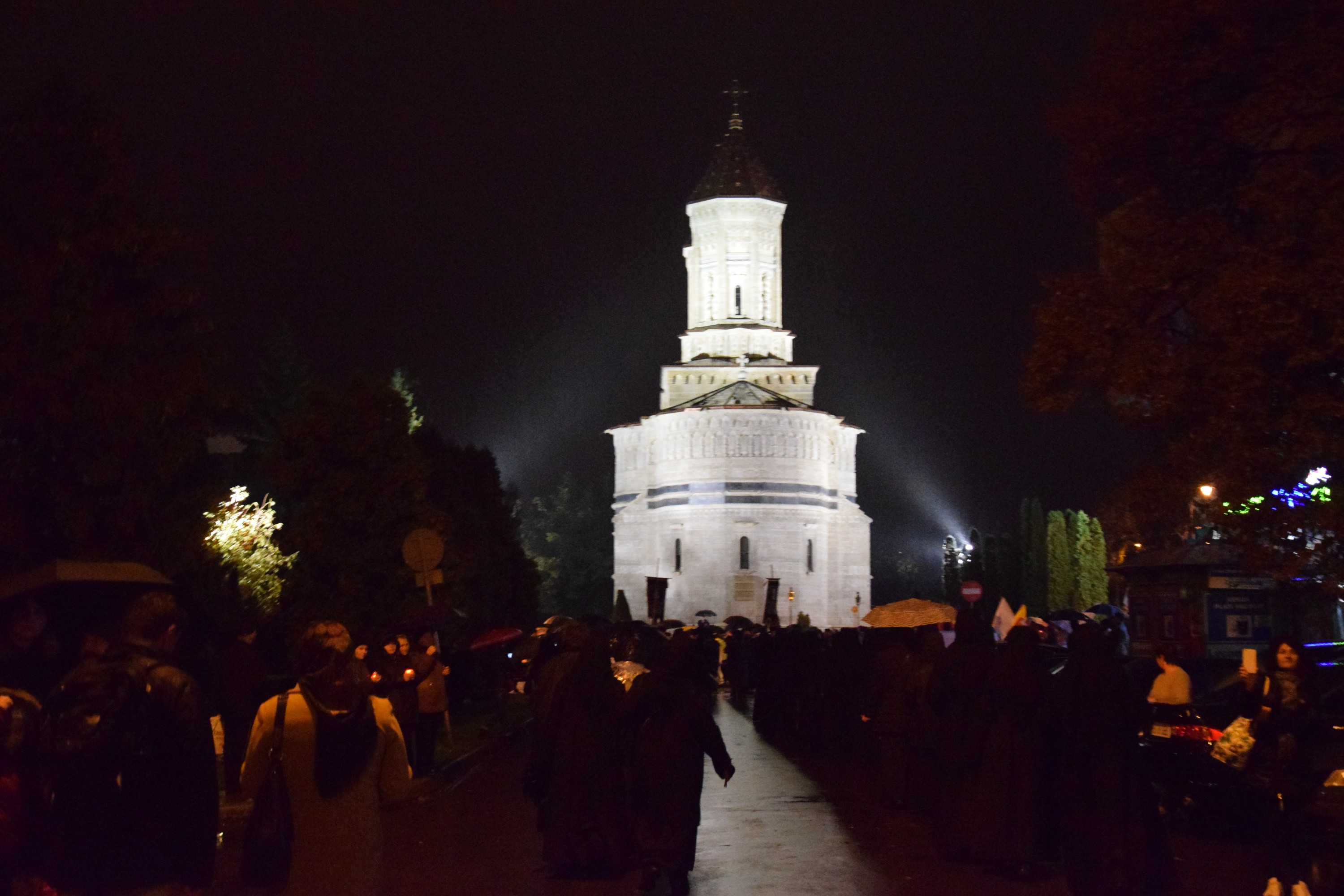 Prin frig și ploaie: pelerini din toată țara au străbătut „Calea Sfinților”