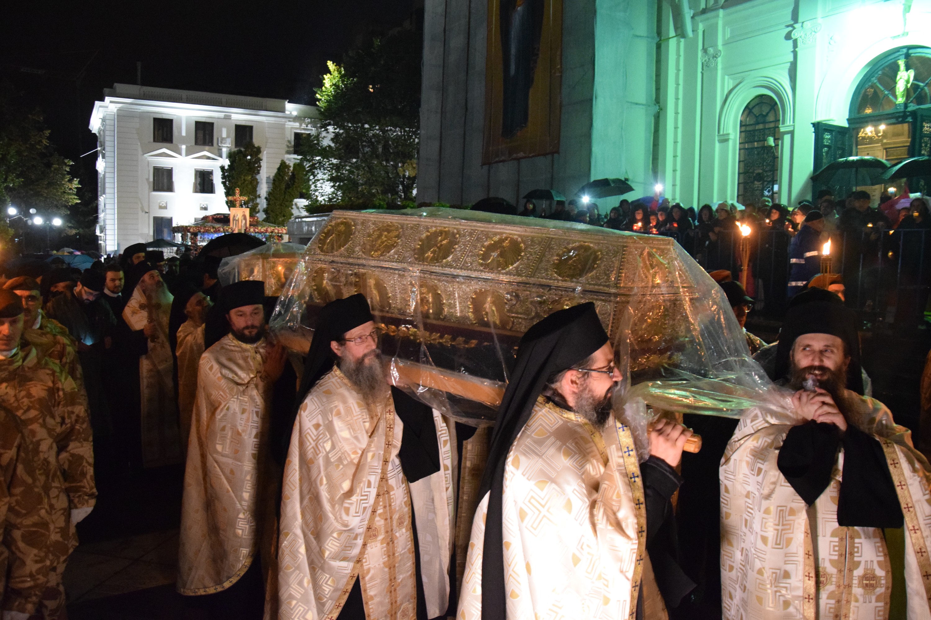 Prin frig și ploaie: pelerini din toată țara au străbătut „Calea Sfinților”