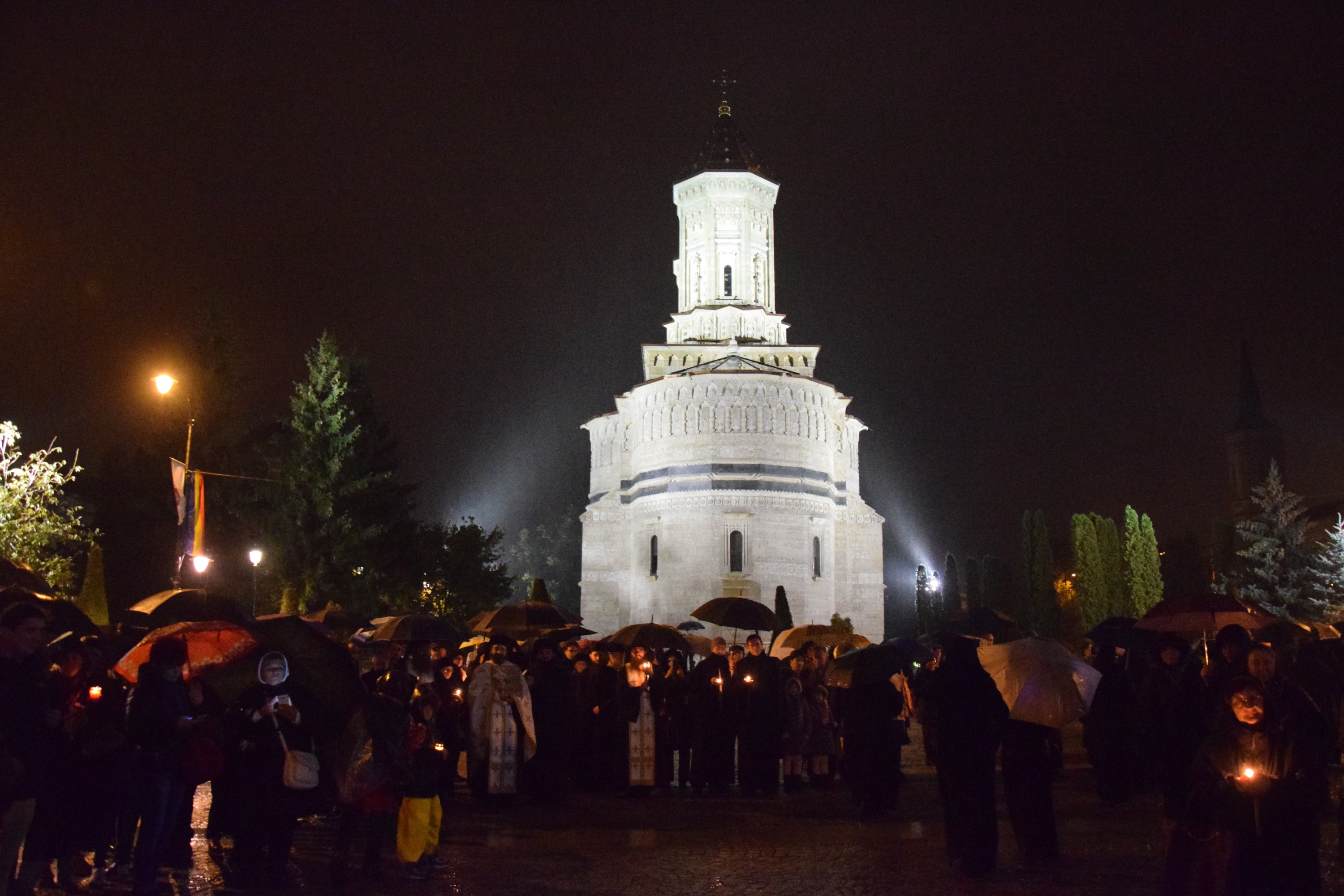 Prin frig și ploaie: pelerini din toată țara au străbătut „Calea Sfinților”