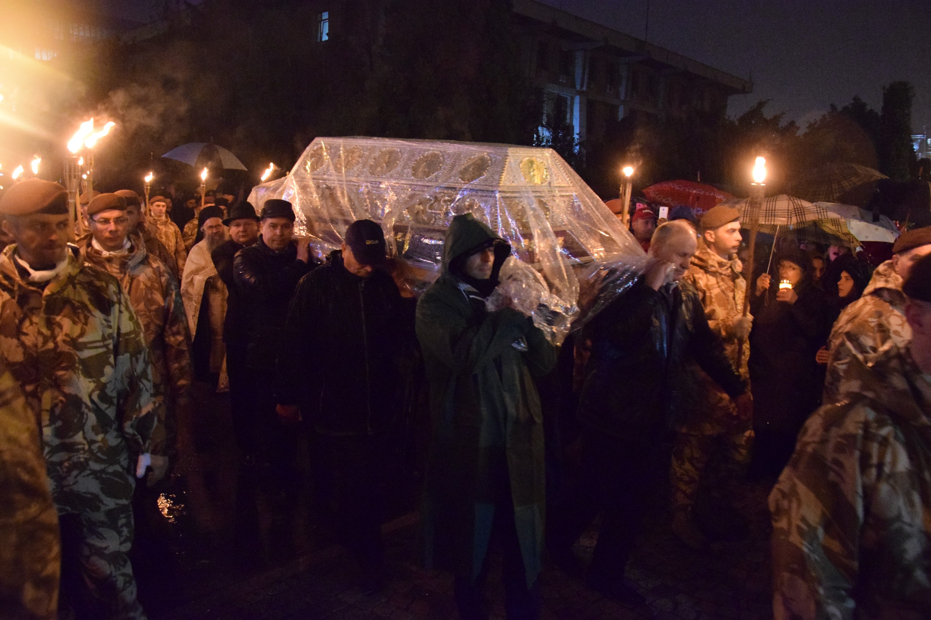 Prin frig și ploaie: pelerini din toată țara au străbătut „Calea Sfinților”