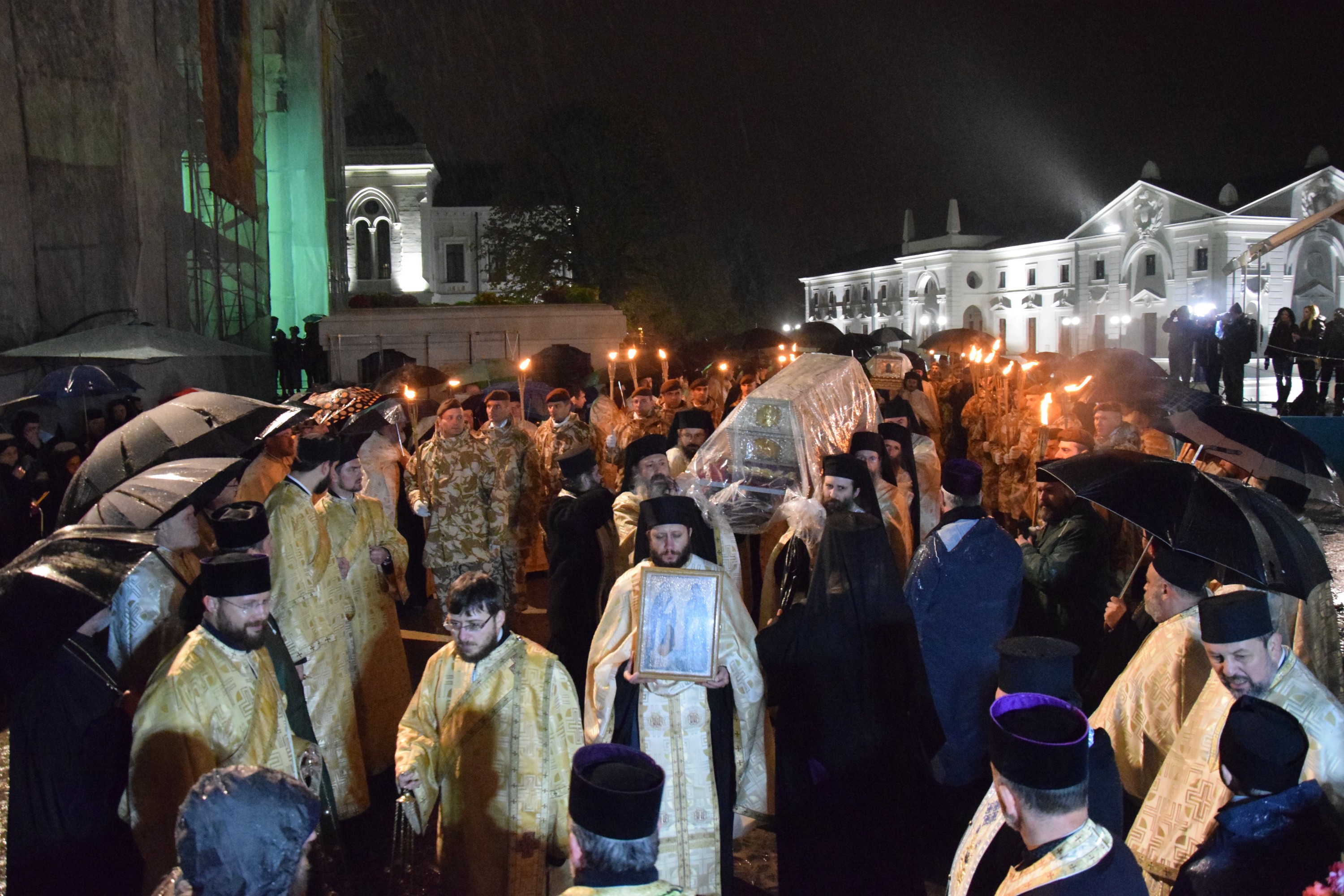 Prin frig și ploaie: pelerini din toată țara au străbătut „Calea Sfinților”