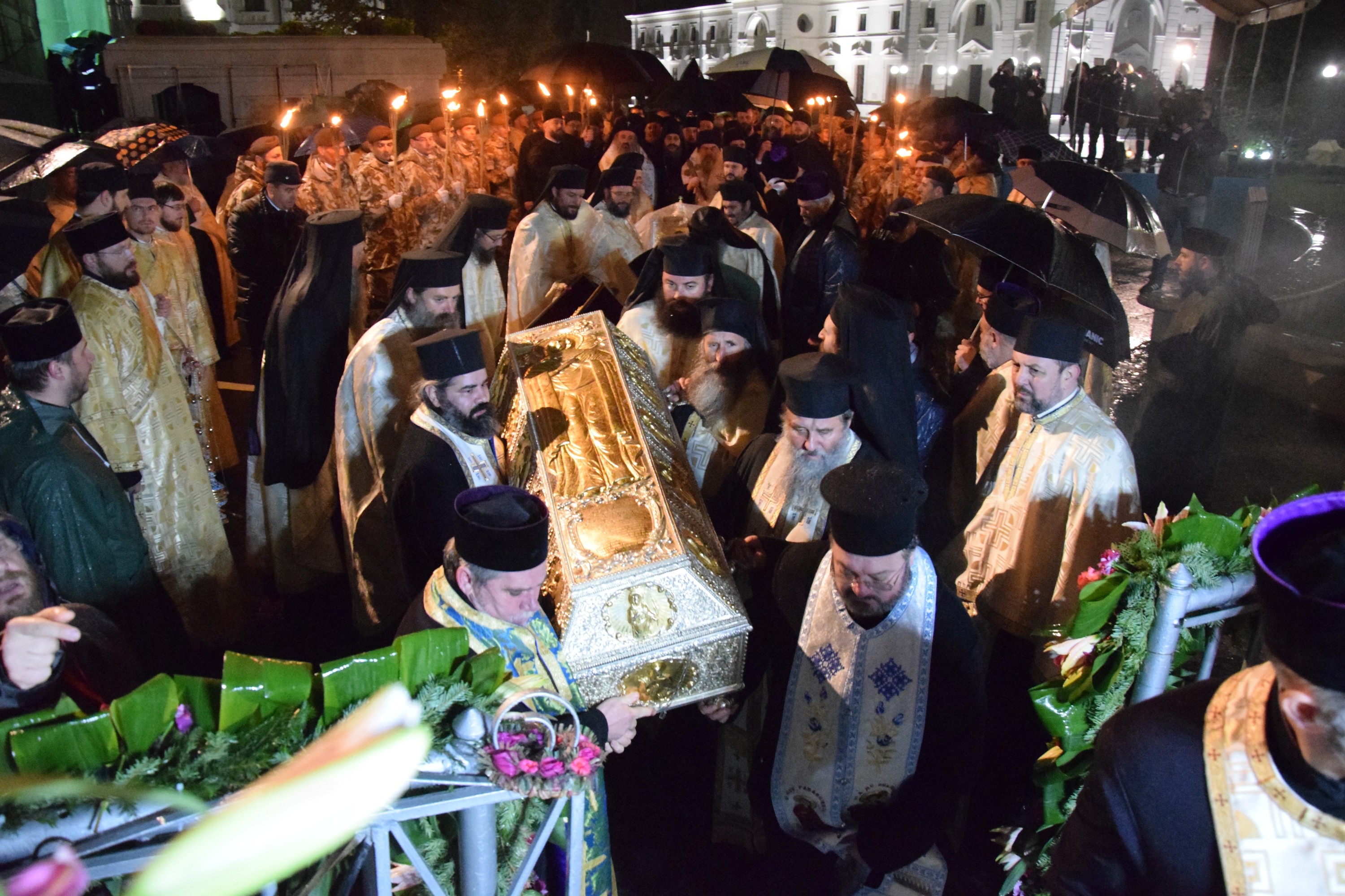 Prin frig și ploaie: pelerini din toată țara au străbătut „Calea Sfinților”