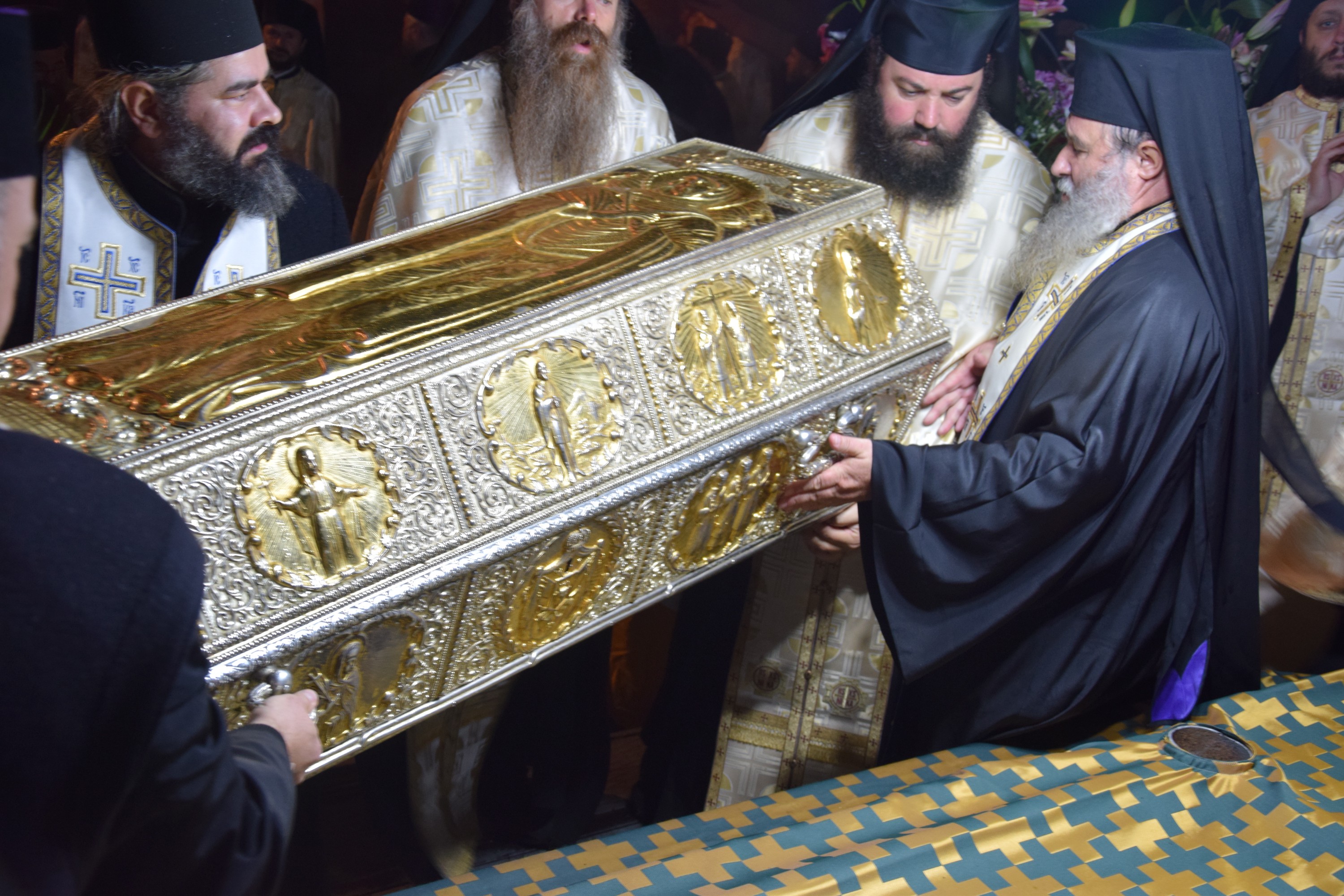 Prin frig și ploaie: pelerini din toată țara au străbătut „Calea Sfinților”