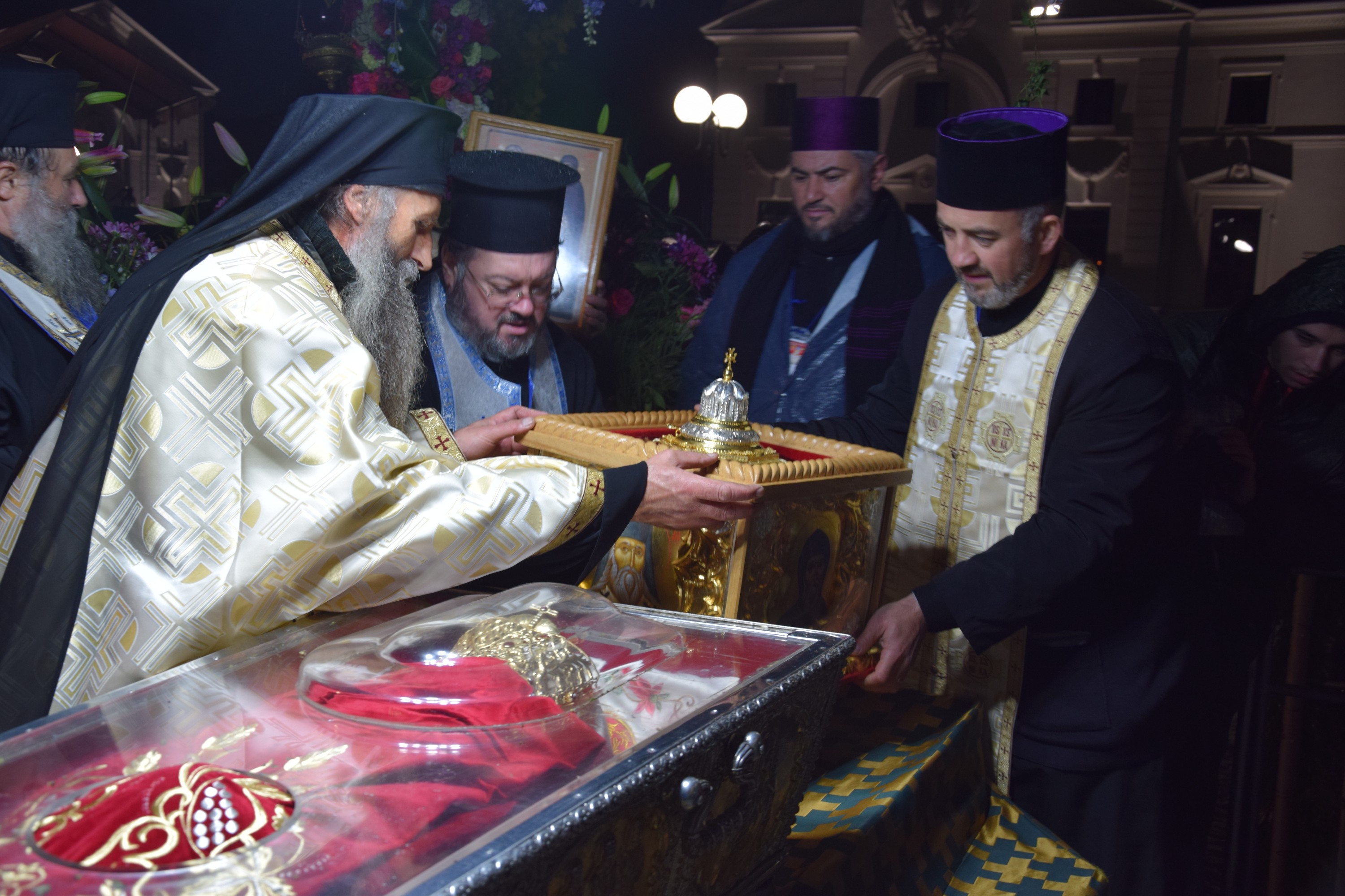 Prin frig și ploaie: pelerini din toată țara au străbătut „Calea Sfinților”