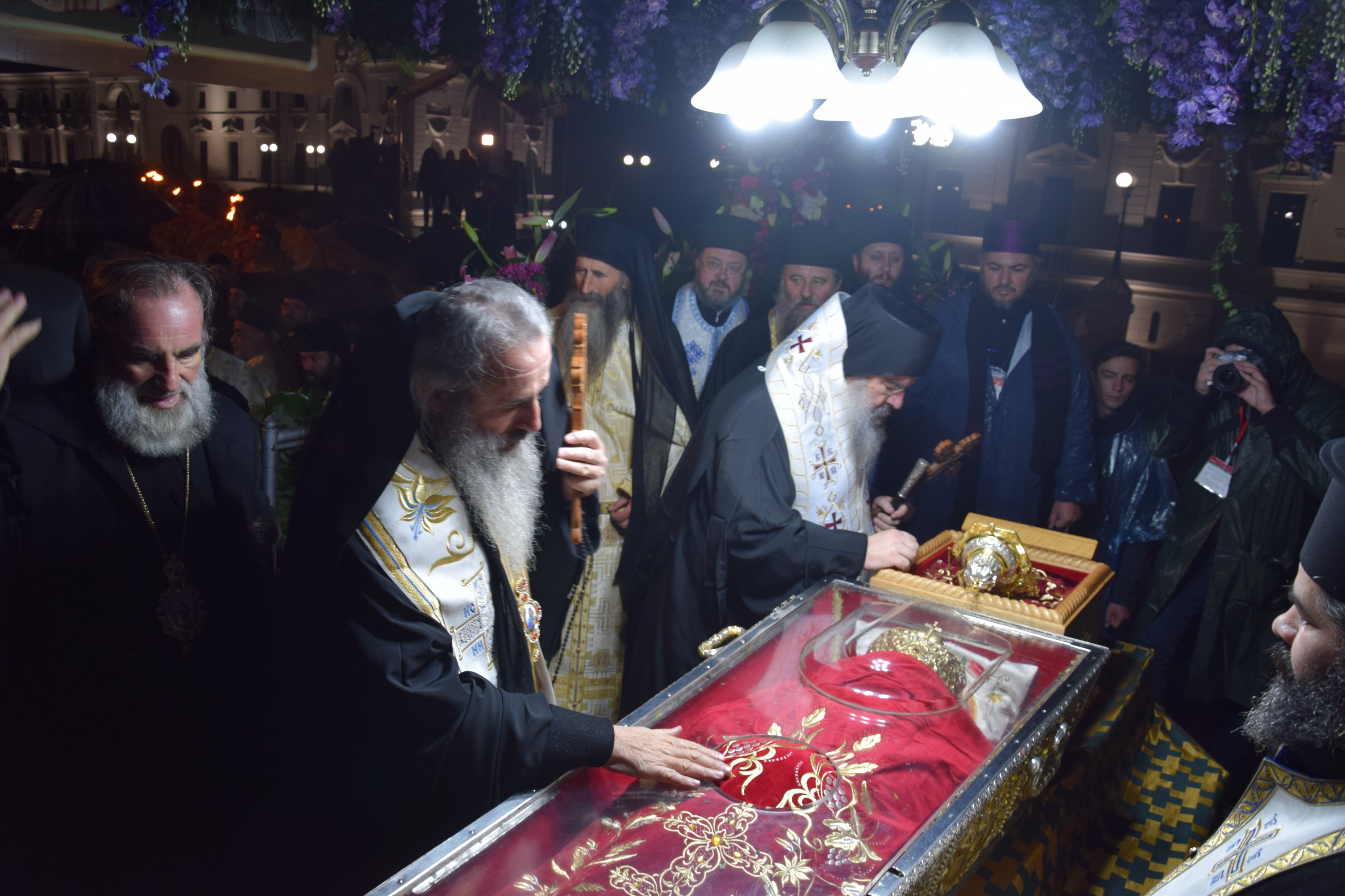 Prin frig și ploaie: pelerini din toată țara au străbătut „Calea Sfinților”