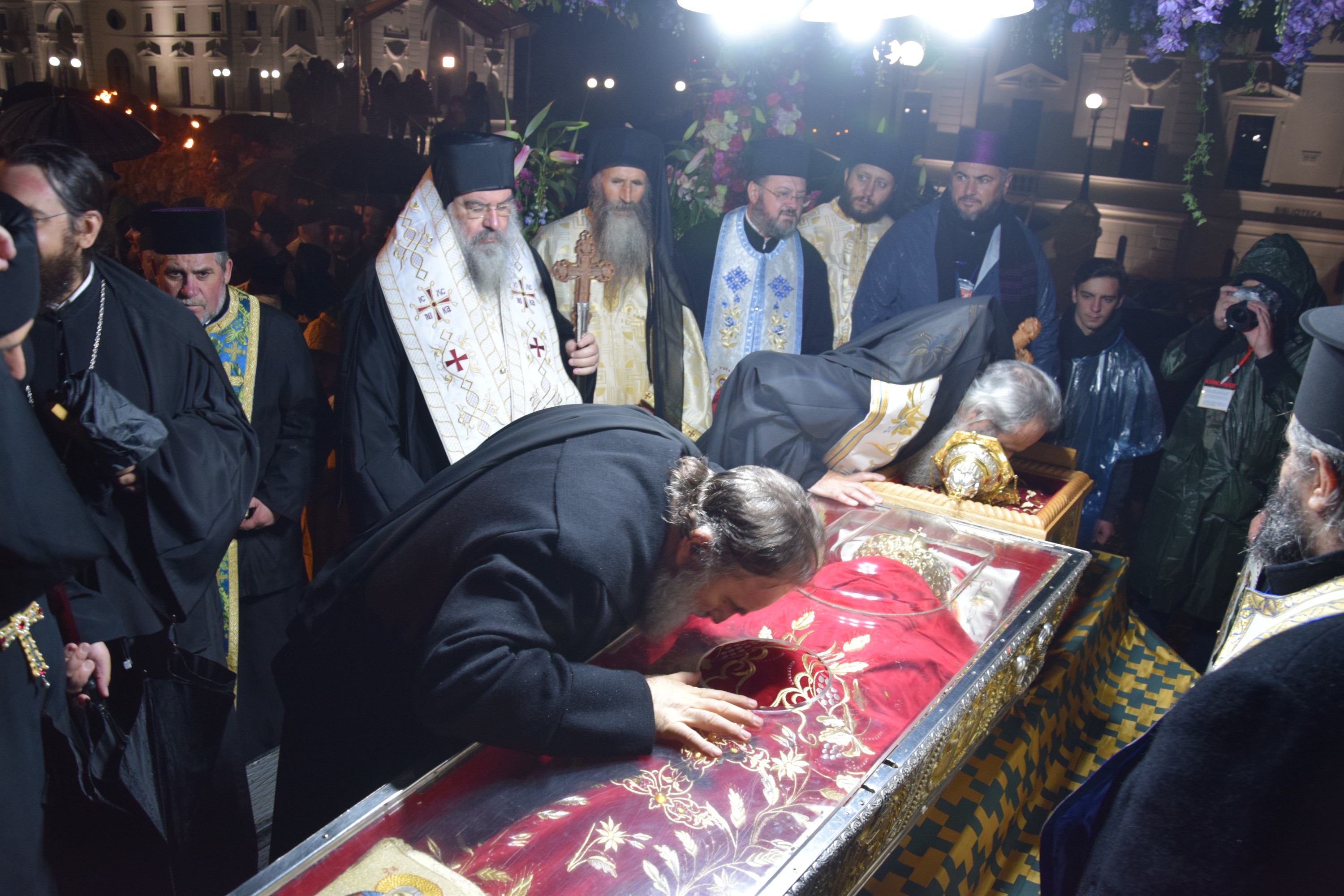 Prin frig și ploaie: pelerini din toată țara au străbătut „Calea Sfinților”