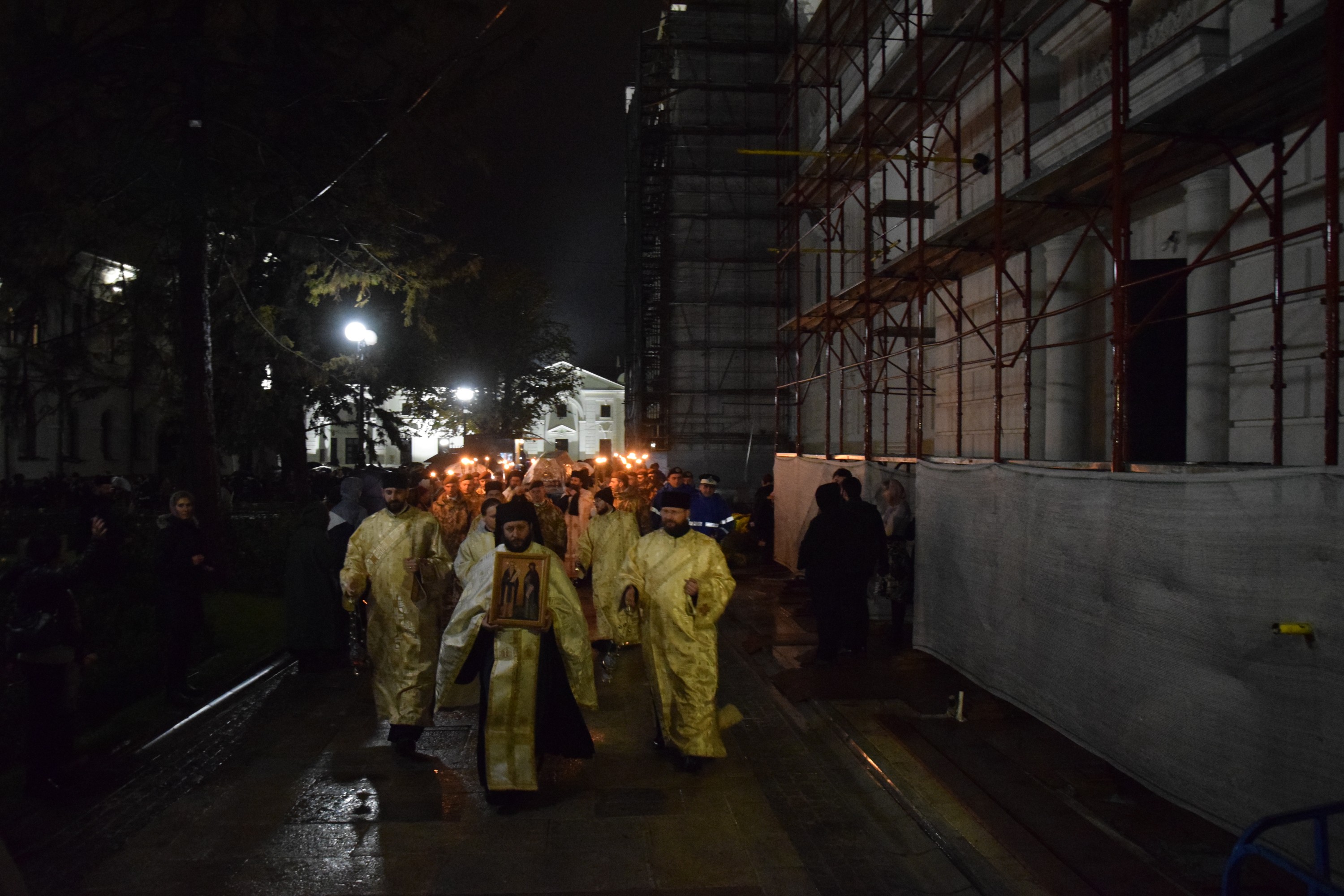 Prin frig și ploaie: pelerini din toată țara au străbătut „Calea Sfinților”