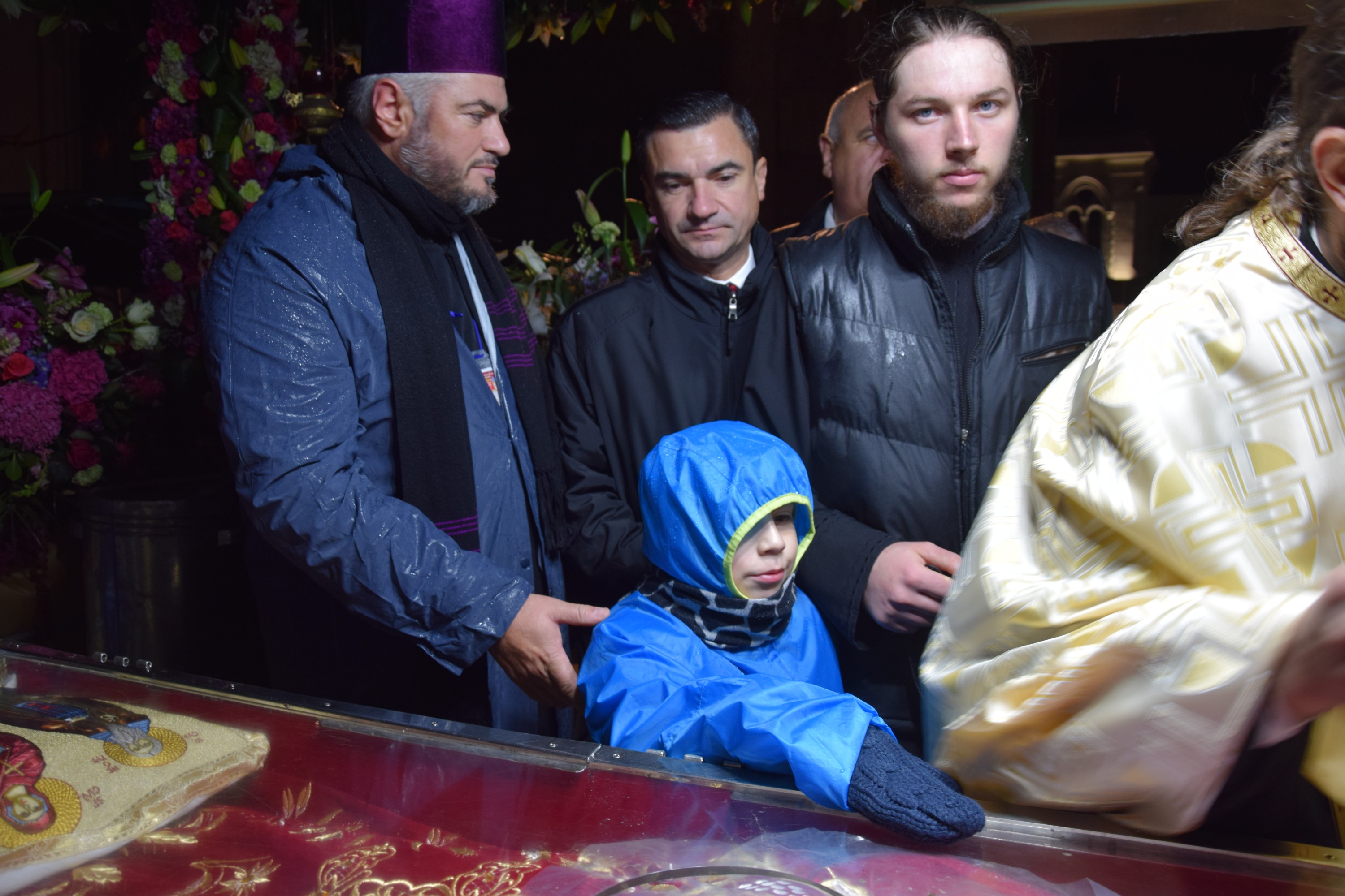 Prin frig și ploaie: pelerini din toată țara au străbătut „Calea Sfinților”