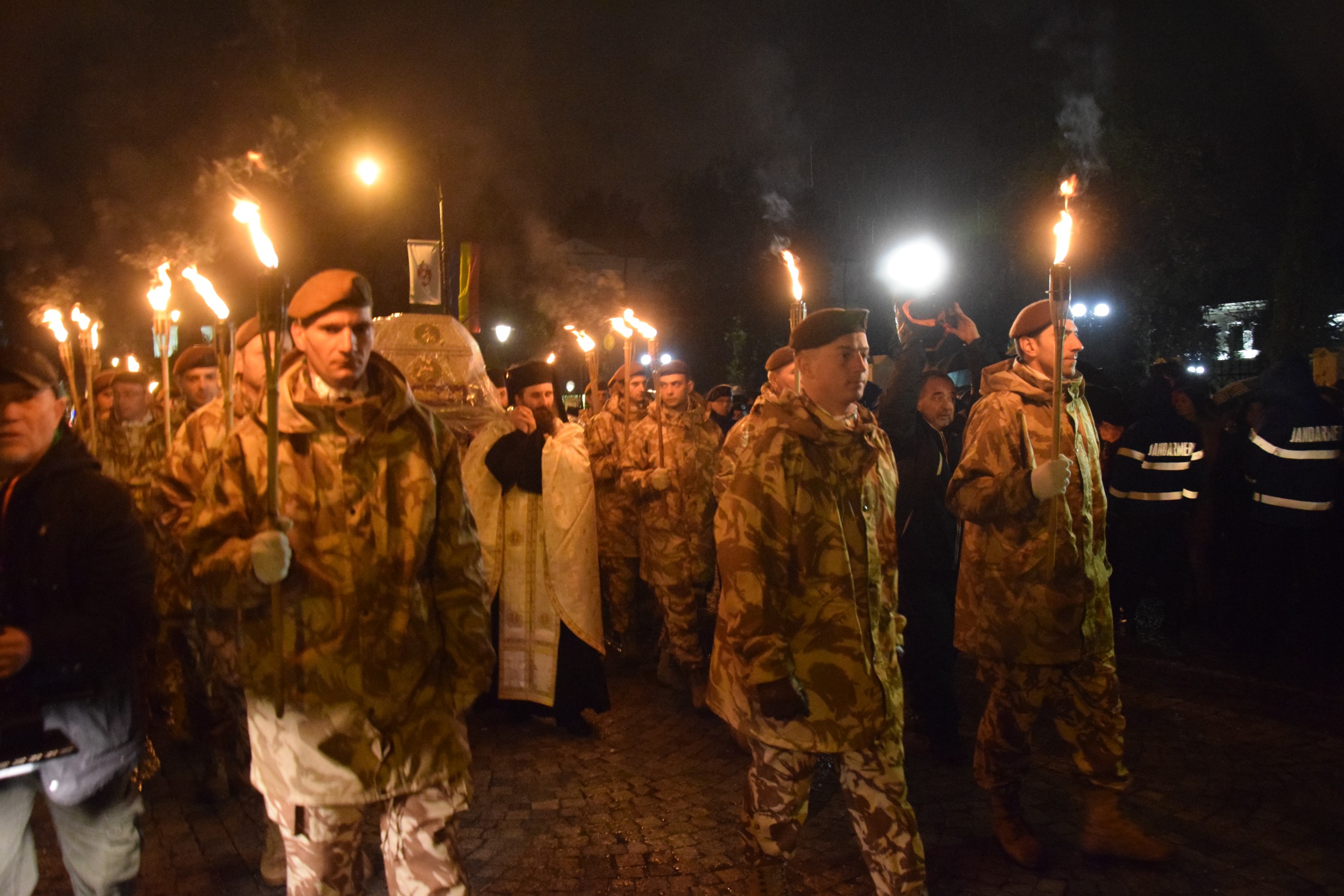Prin frig și ploaie: pelerini din toată țara au străbătut „Calea Sfinților”