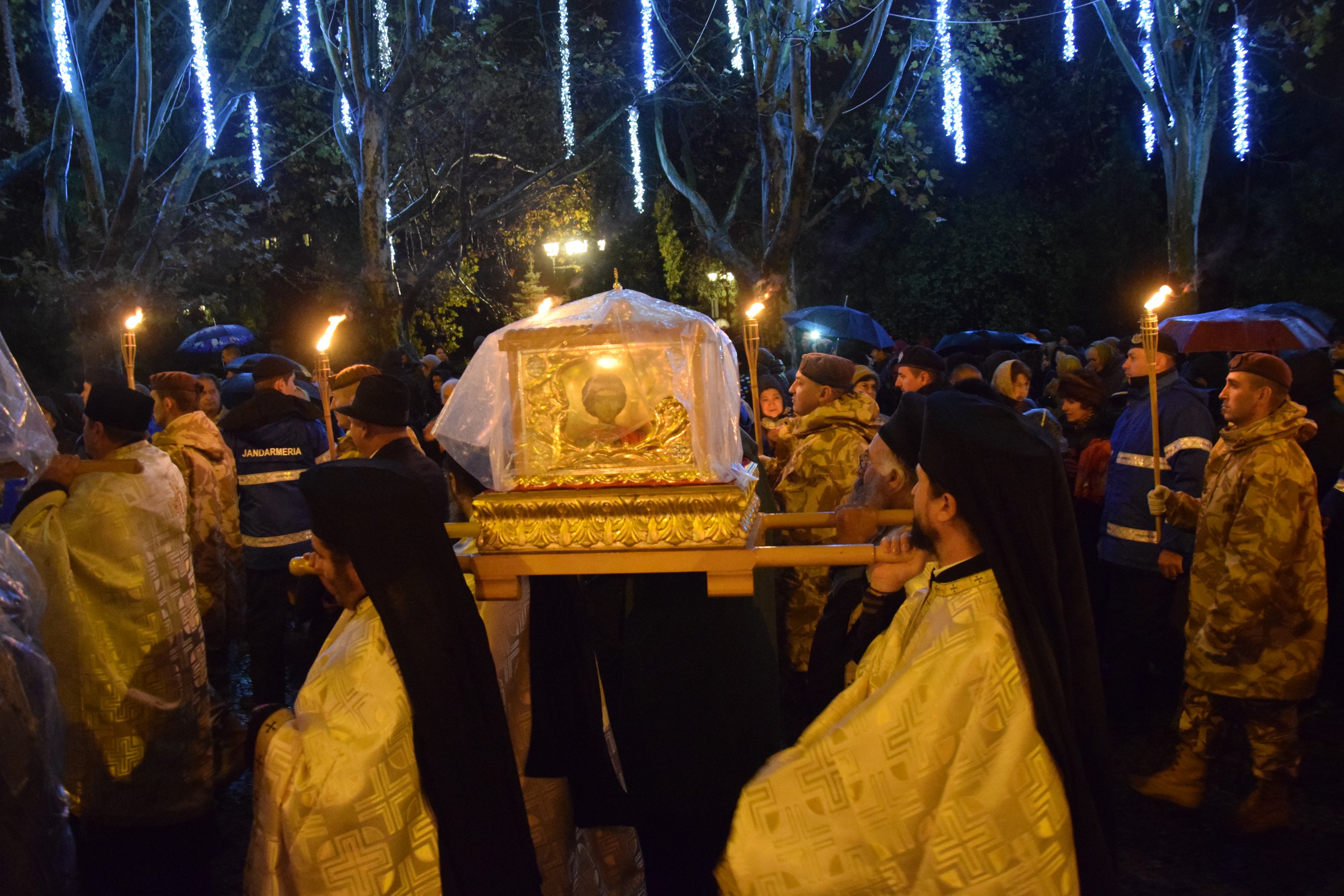 Prin frig și ploaie: pelerini din toată țara au străbătut „Calea Sfinților”