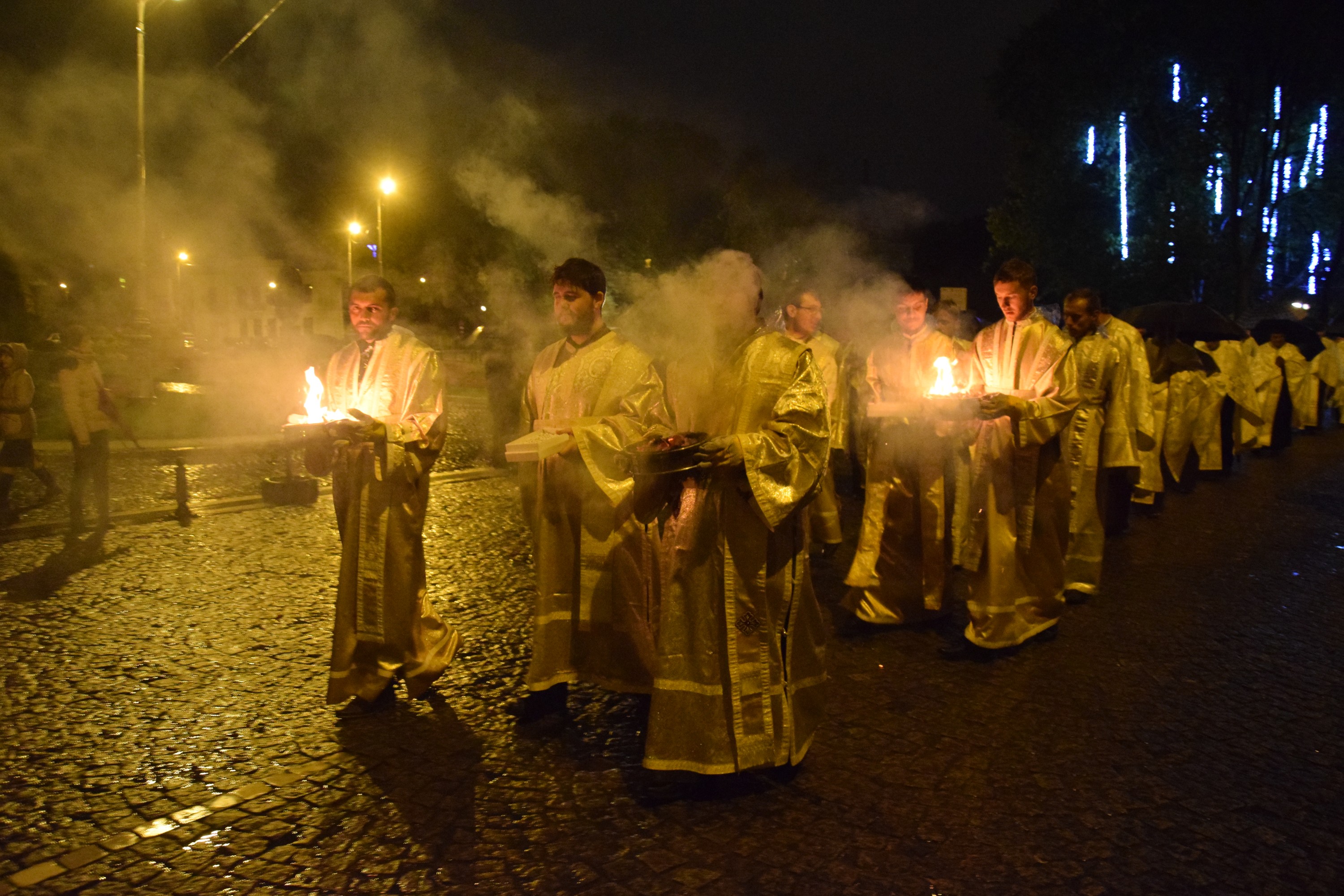 Prin frig și ploaie: pelerini din toată țara au străbătut „Calea Sfinților”