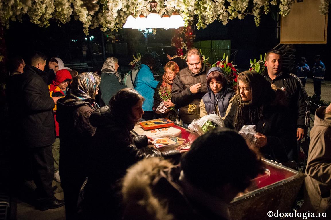 În miez de noapte, priveghind la căpătâiul Sfintei