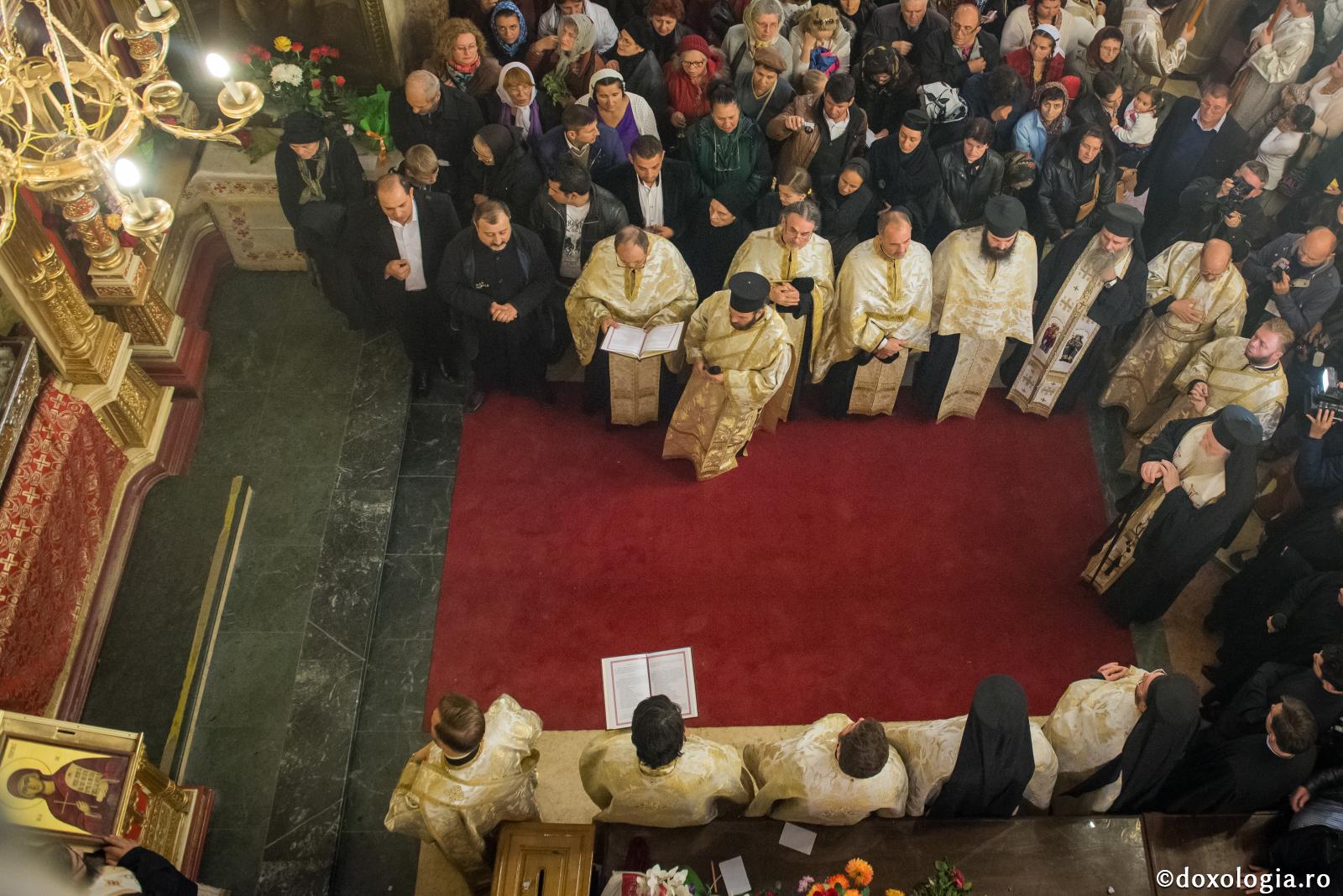 credincioși participând la slujbă