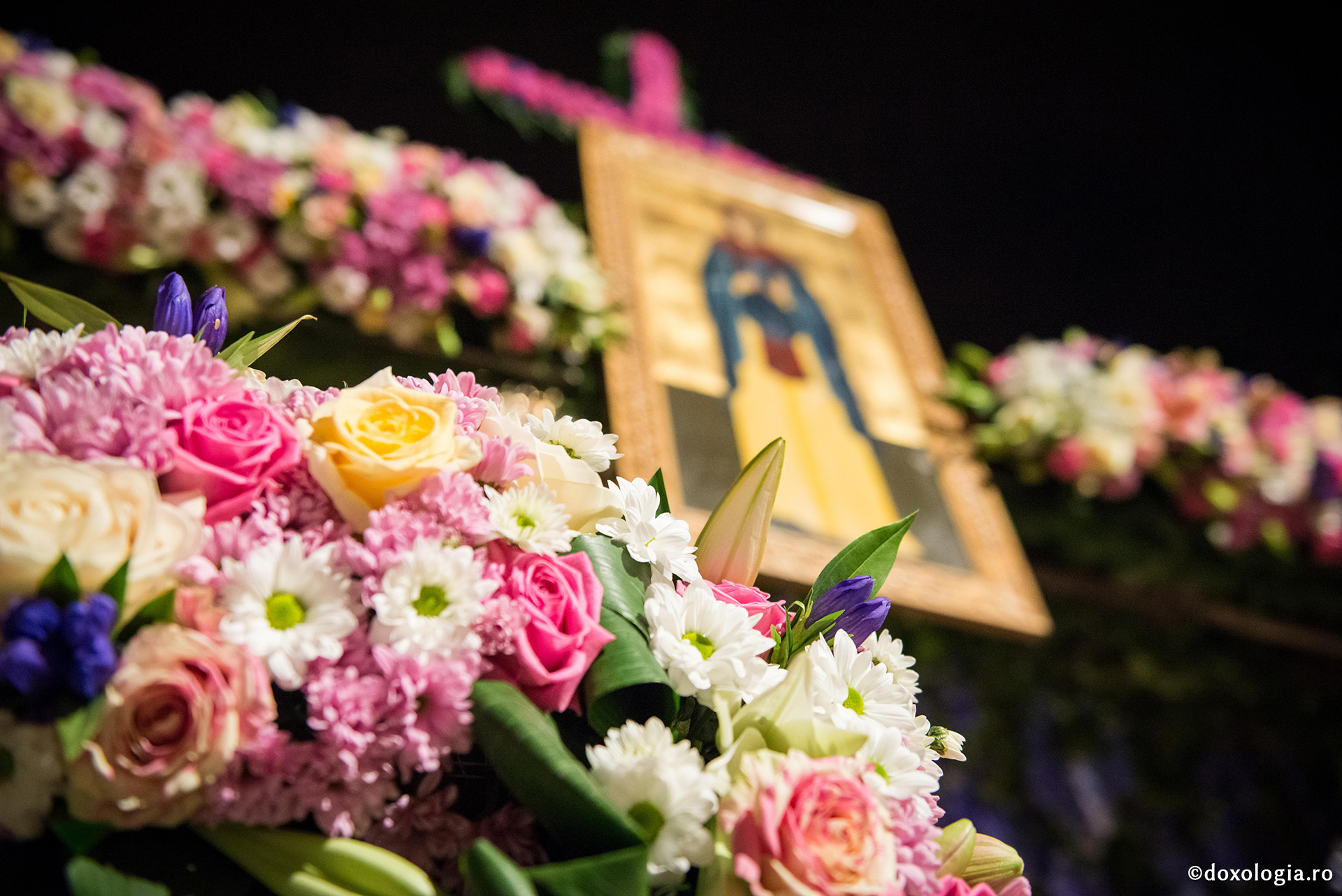 (Video) Bucură-te Parascheva, sfântă mult folositoare!