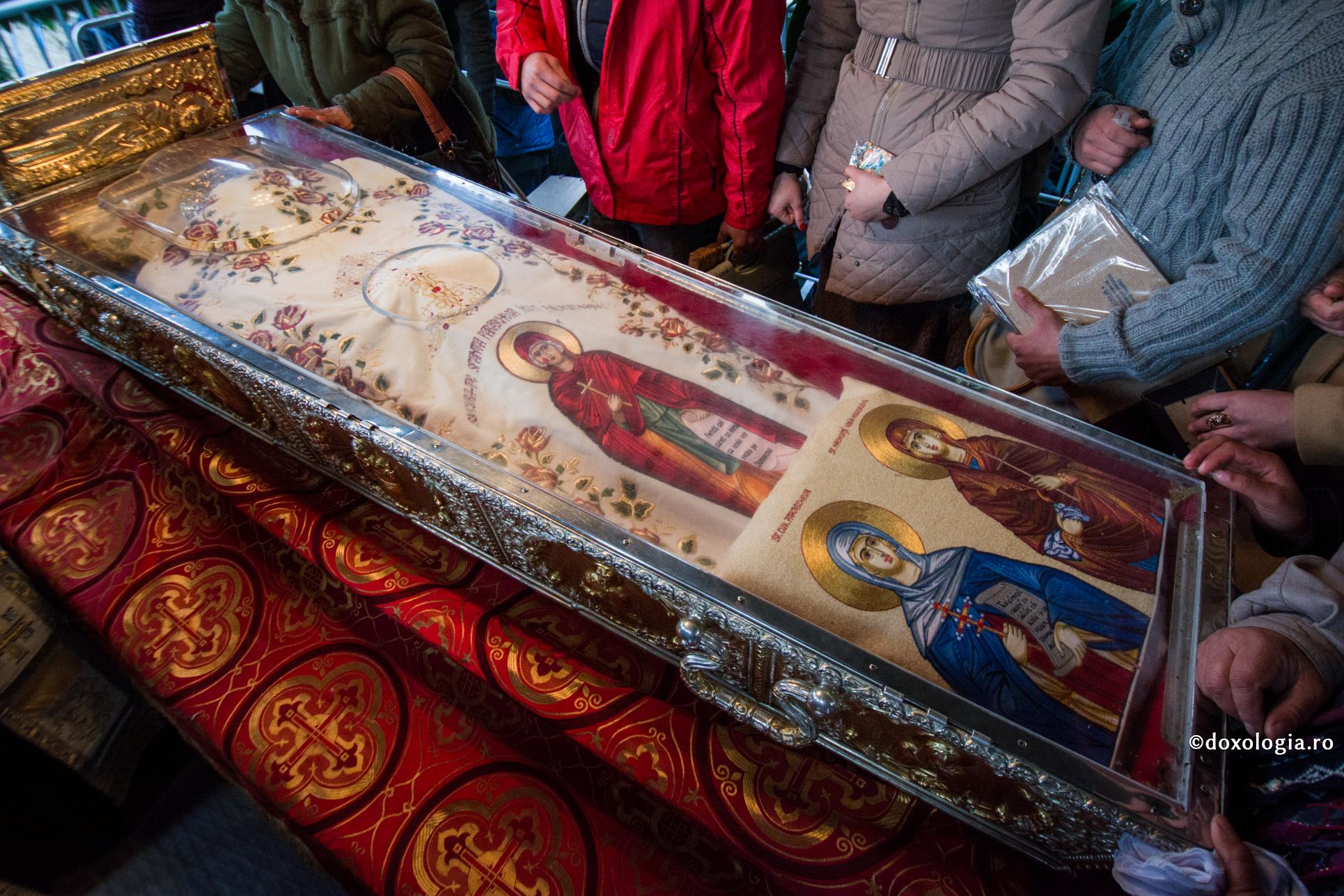 Minunile Sfintei Parascheva ‒ Cancer de piele vindecat pentru rugăciunile unei întregi familii