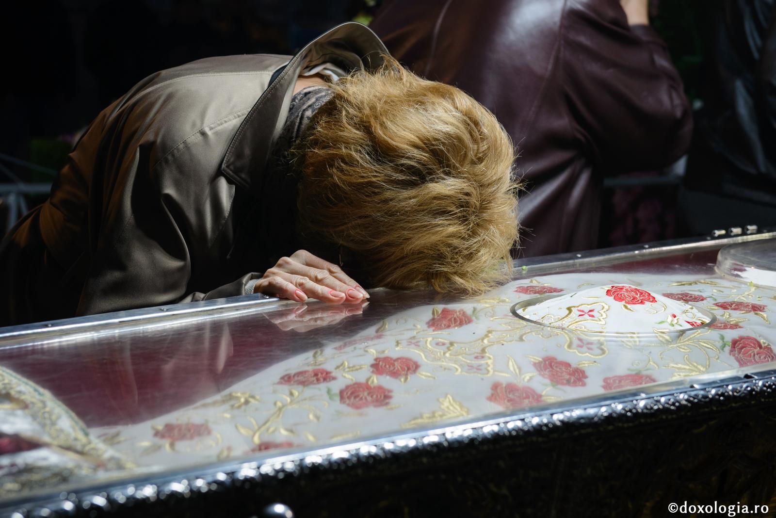 închinare la racla Sfintei Cuvioase Parascheva