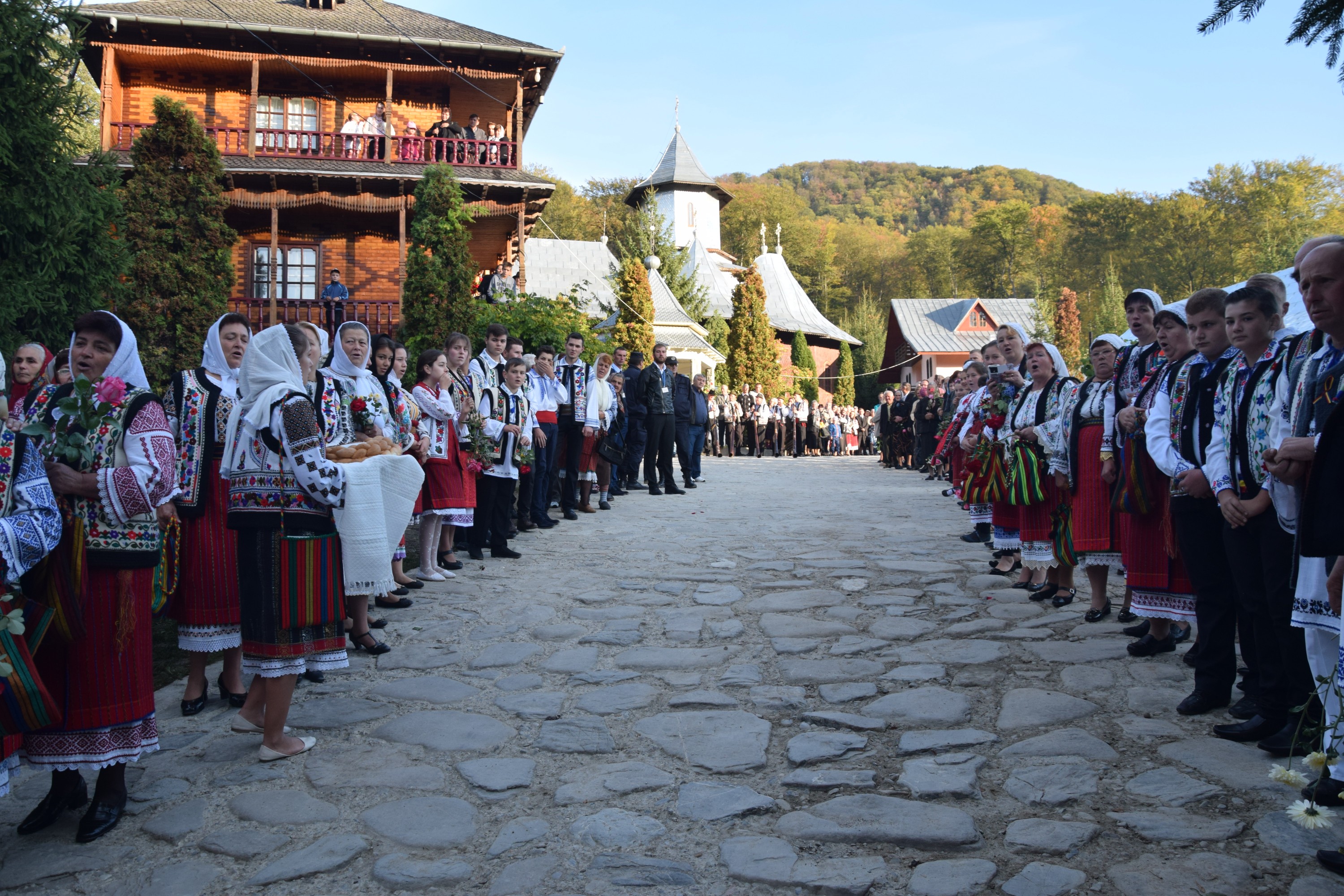 Sărbătoare la Negulești: IPS Mitropolit Teofan a resfințit biserica parohială