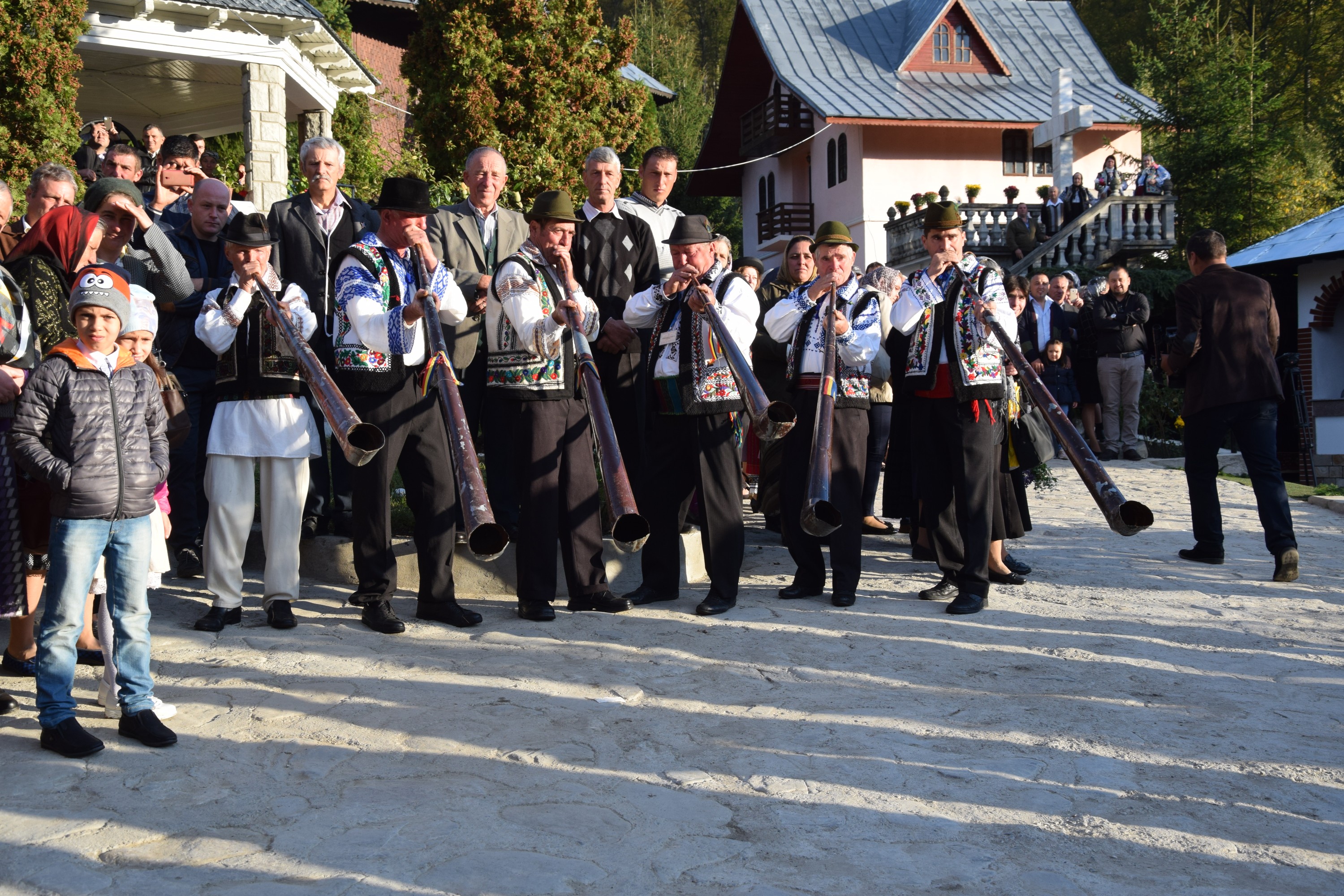 Sărbătoare la Negulești: IPS Mitropolit Teofan a resfințit biserica parohială