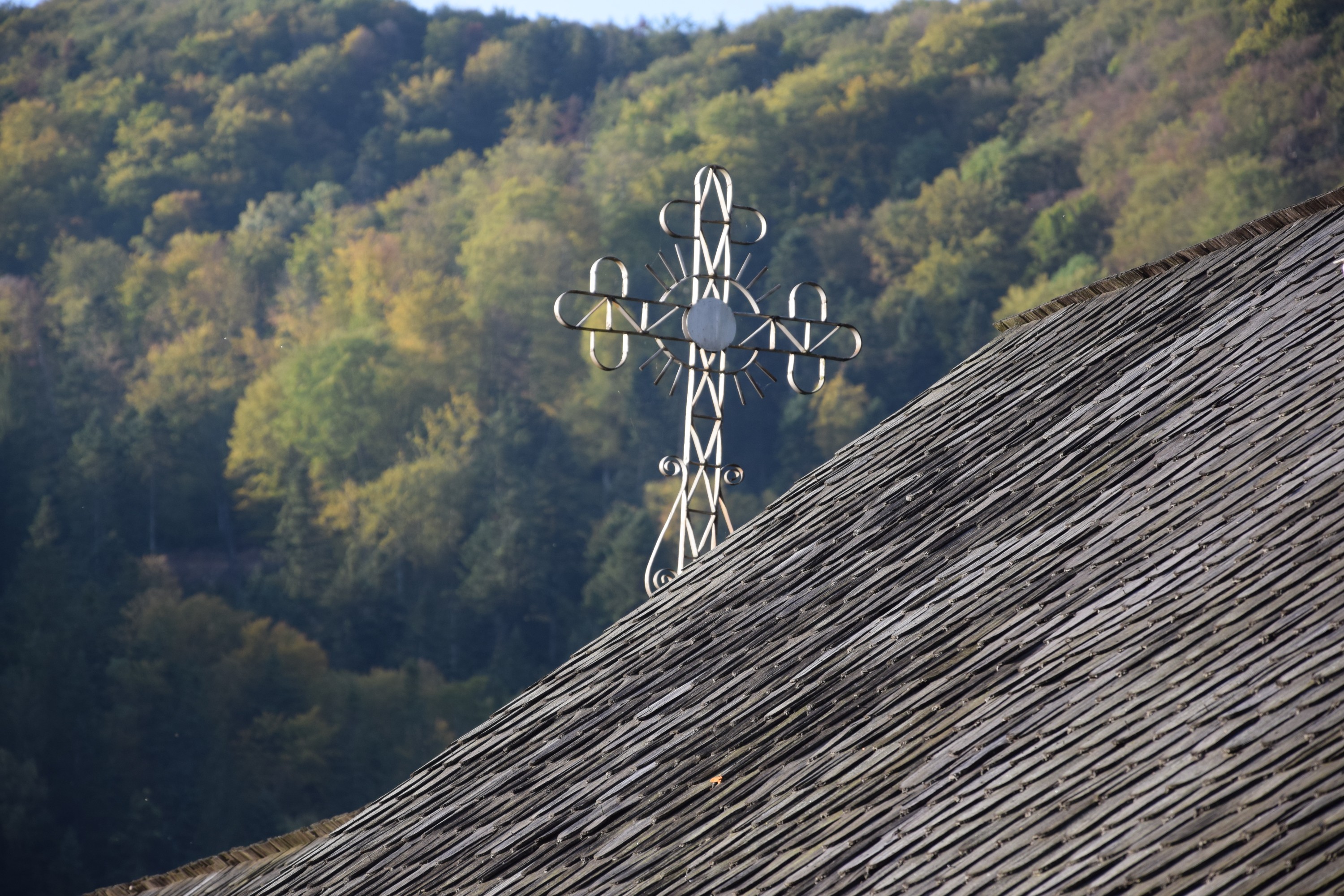 Sărbătoare la Negulești: IPS Mitropolit Teofan a resfințit biserica parohială