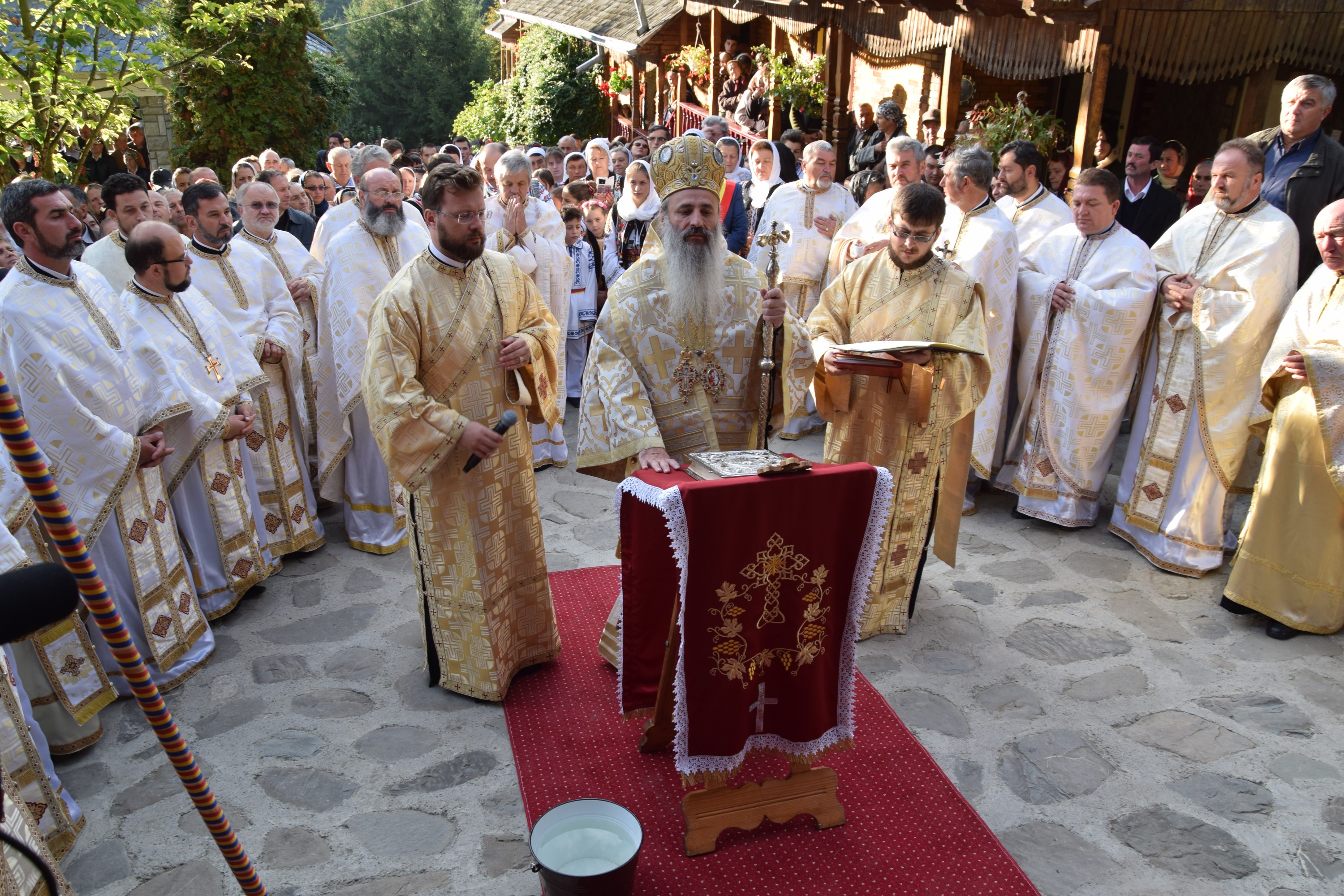 Sărbătoare la Negulești: IPS Mitropolit Teofan a resfințit biserica parohială