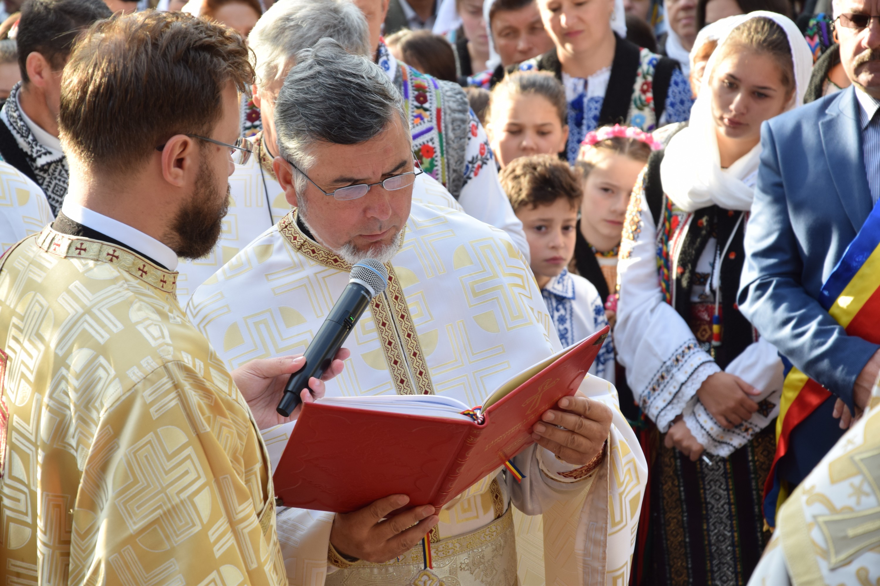 Sărbătoare la Negulești: IPS Mitropolit Teofan a resfințit biserica parohială