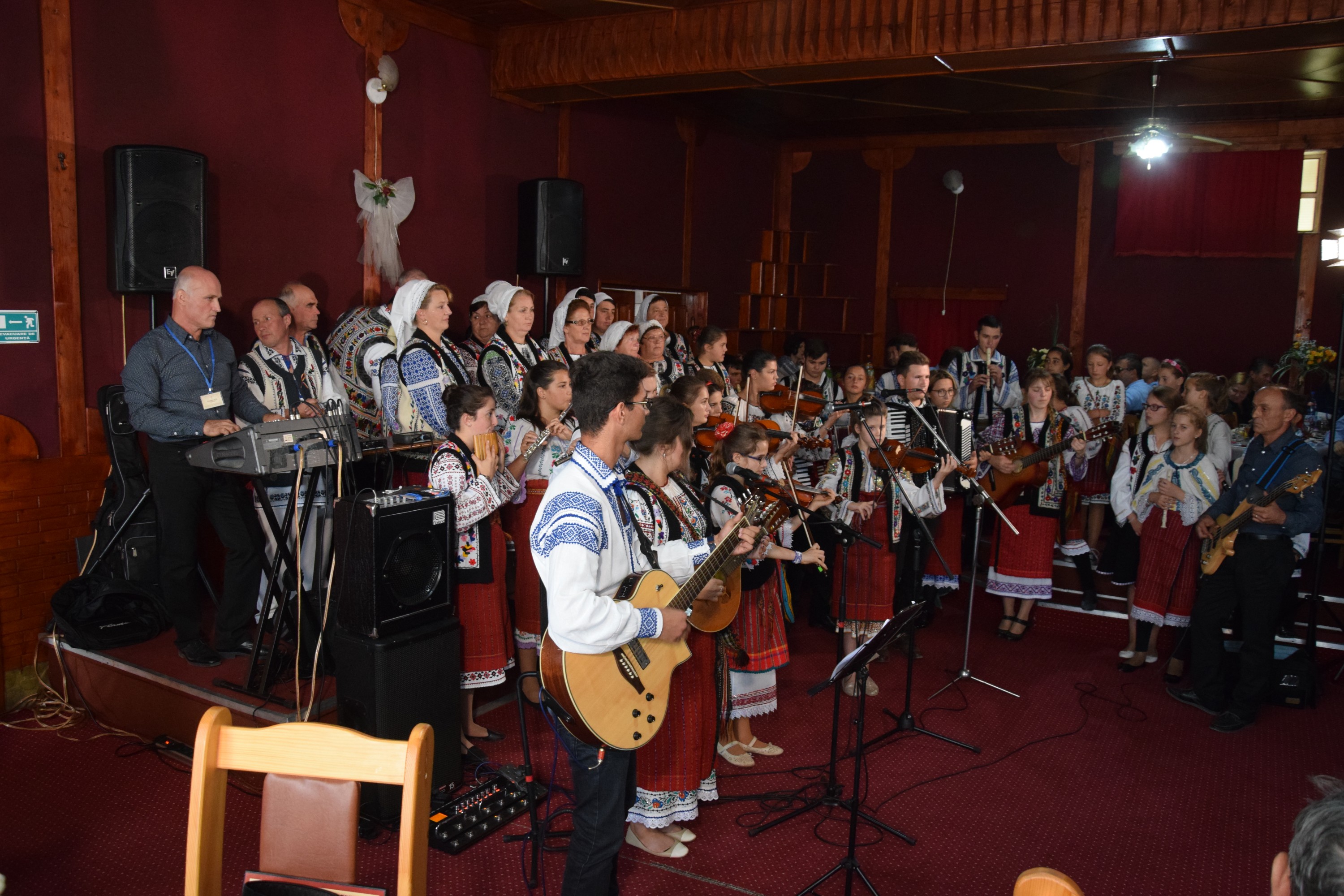 Sărbătoare la Negulești: IPS Mitropolit Teofan a resfințit biserica parohială