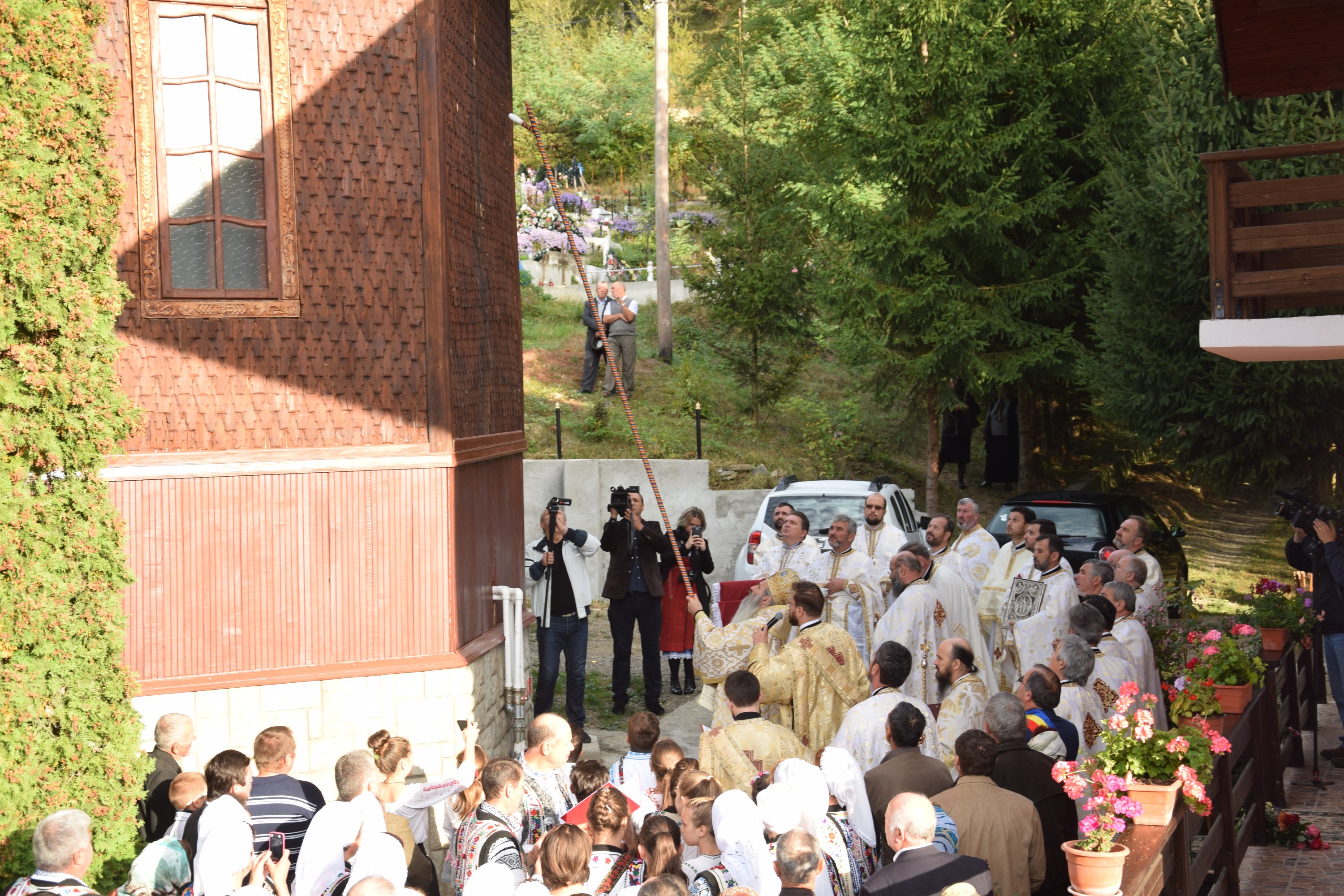 Sărbătoare la Negulești: IPS Mitropolit Teofan a resfințit biserica parohială