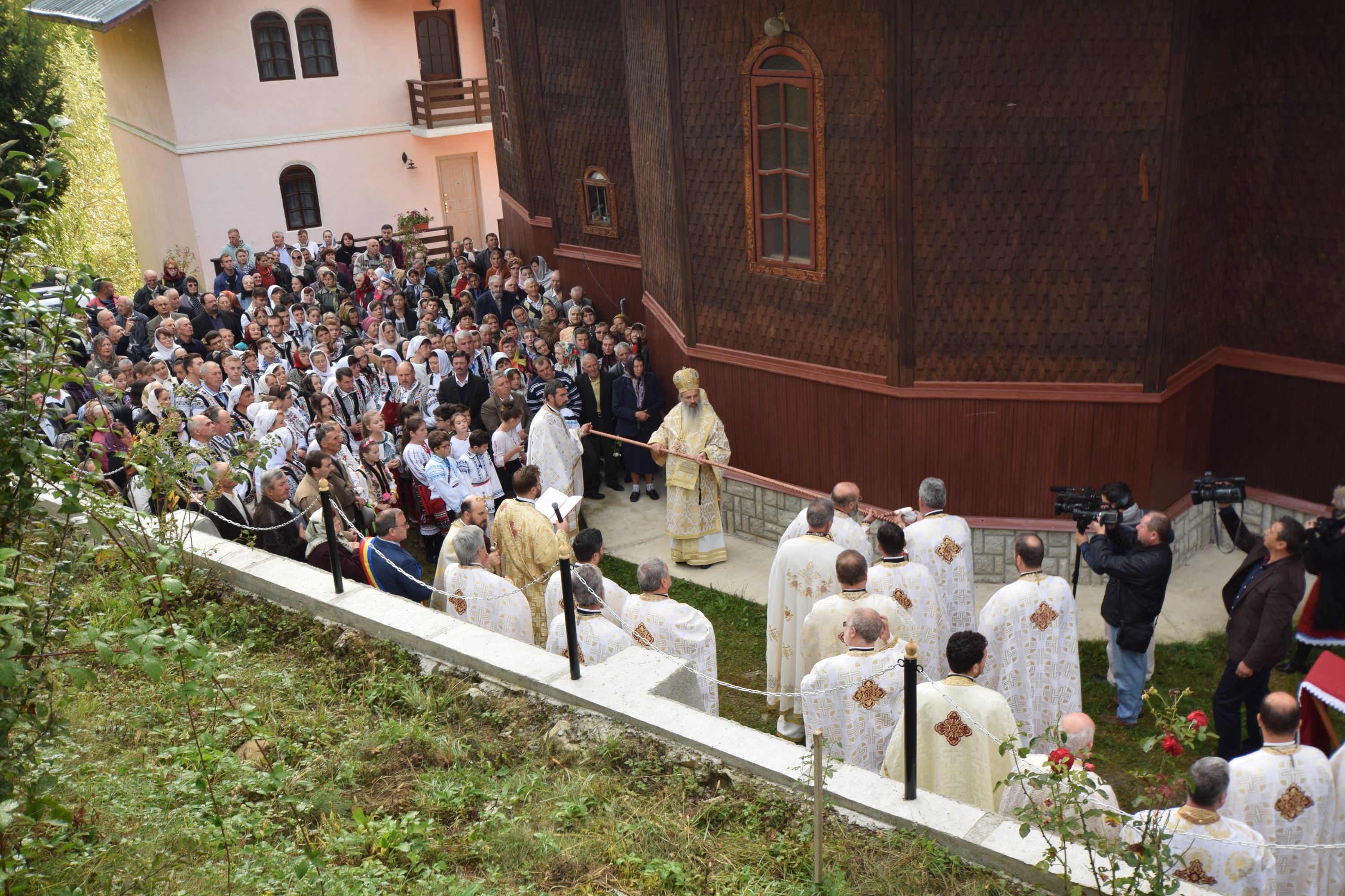 Sărbătoare la Negulești: IPS Mitropolit Teofan a resfințit biserica parohială