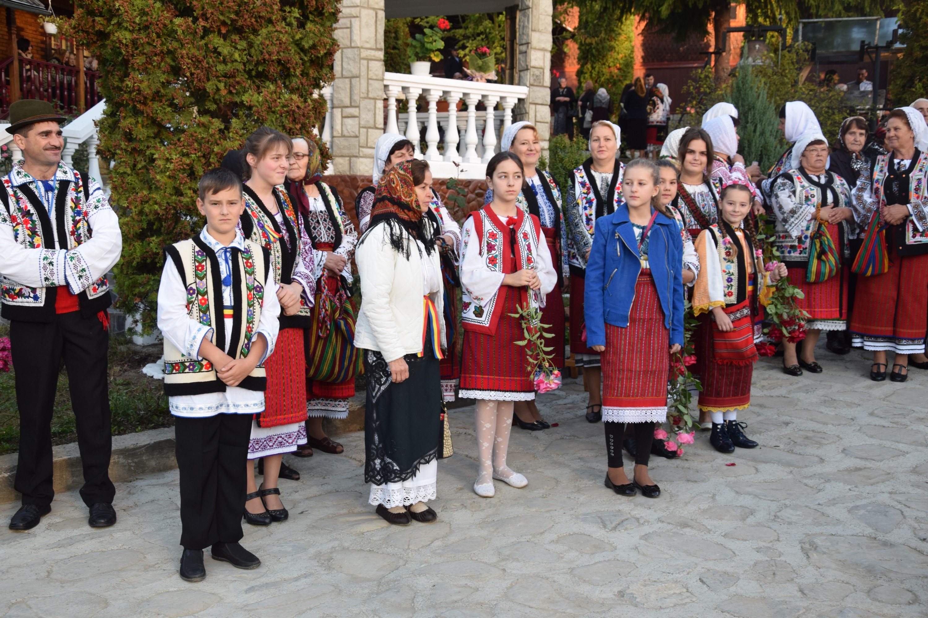 Sărbătoare la Negulești: IPS Mitropolit Teofan a resfințit biserica parohială