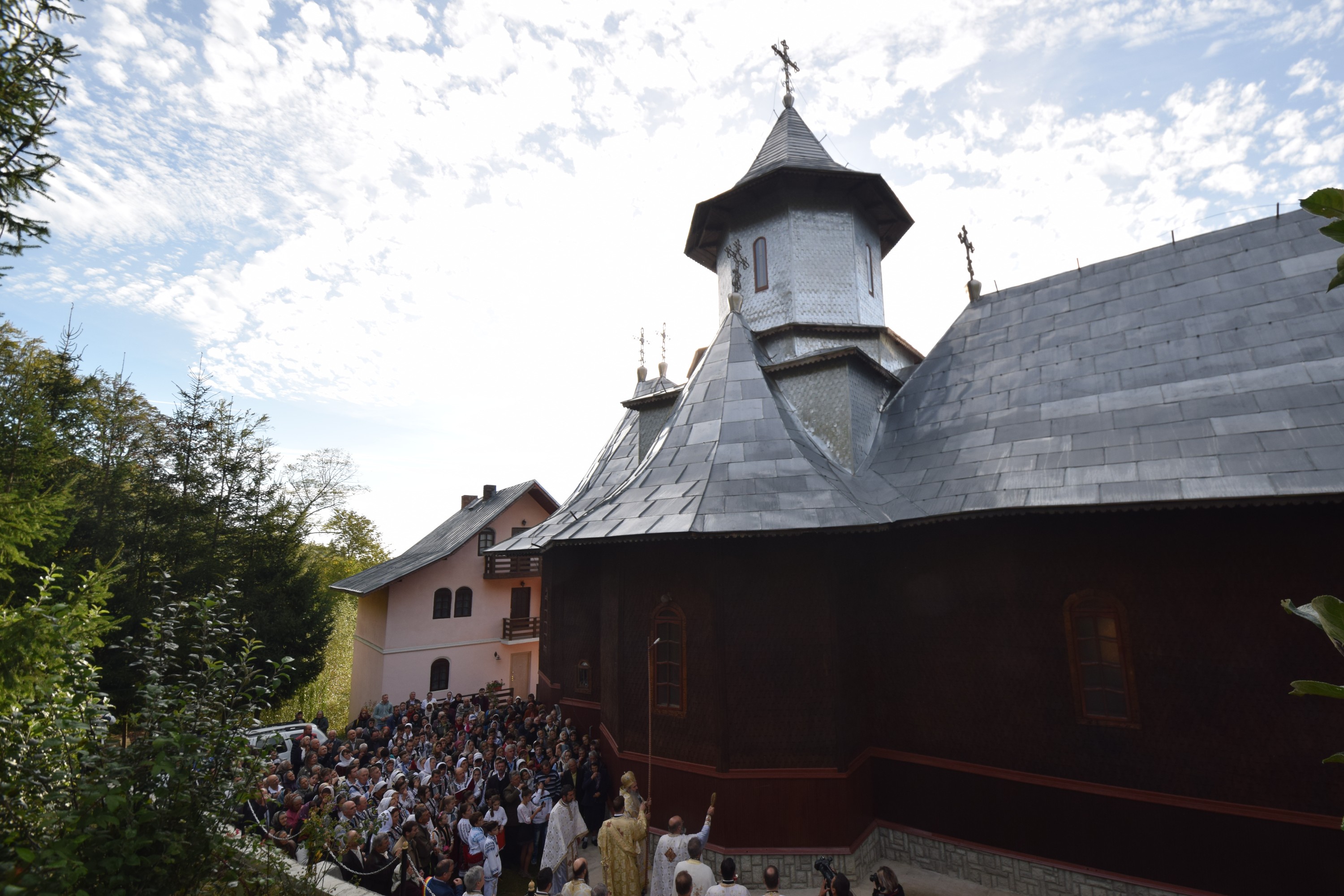 Sărbătoare la Negulești: IPS Mitropolit Teofan a resfințit biserica parohială