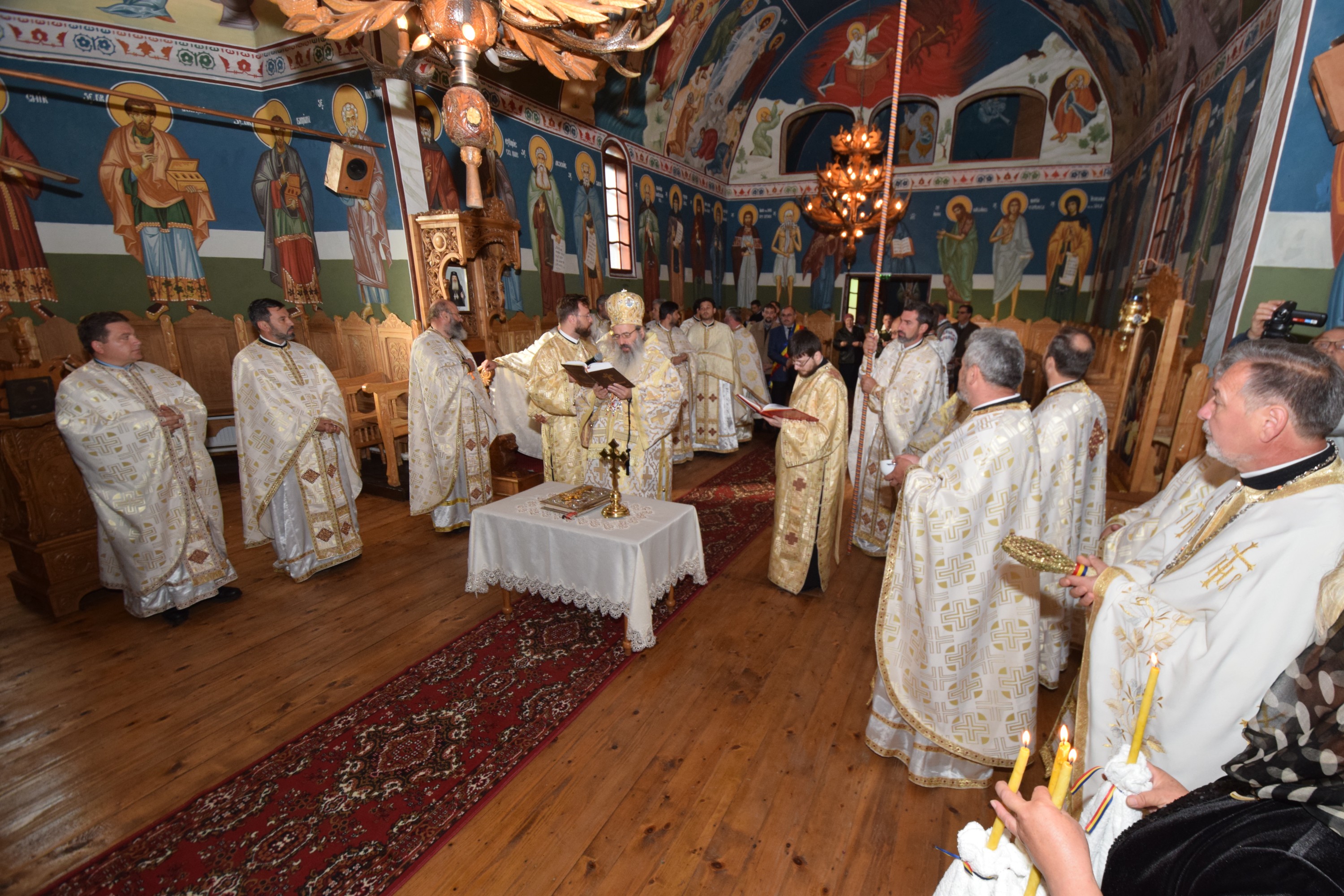 Sărbătoare la Negulești: IPS Mitropolit Teofan a resfințit biserica parohială