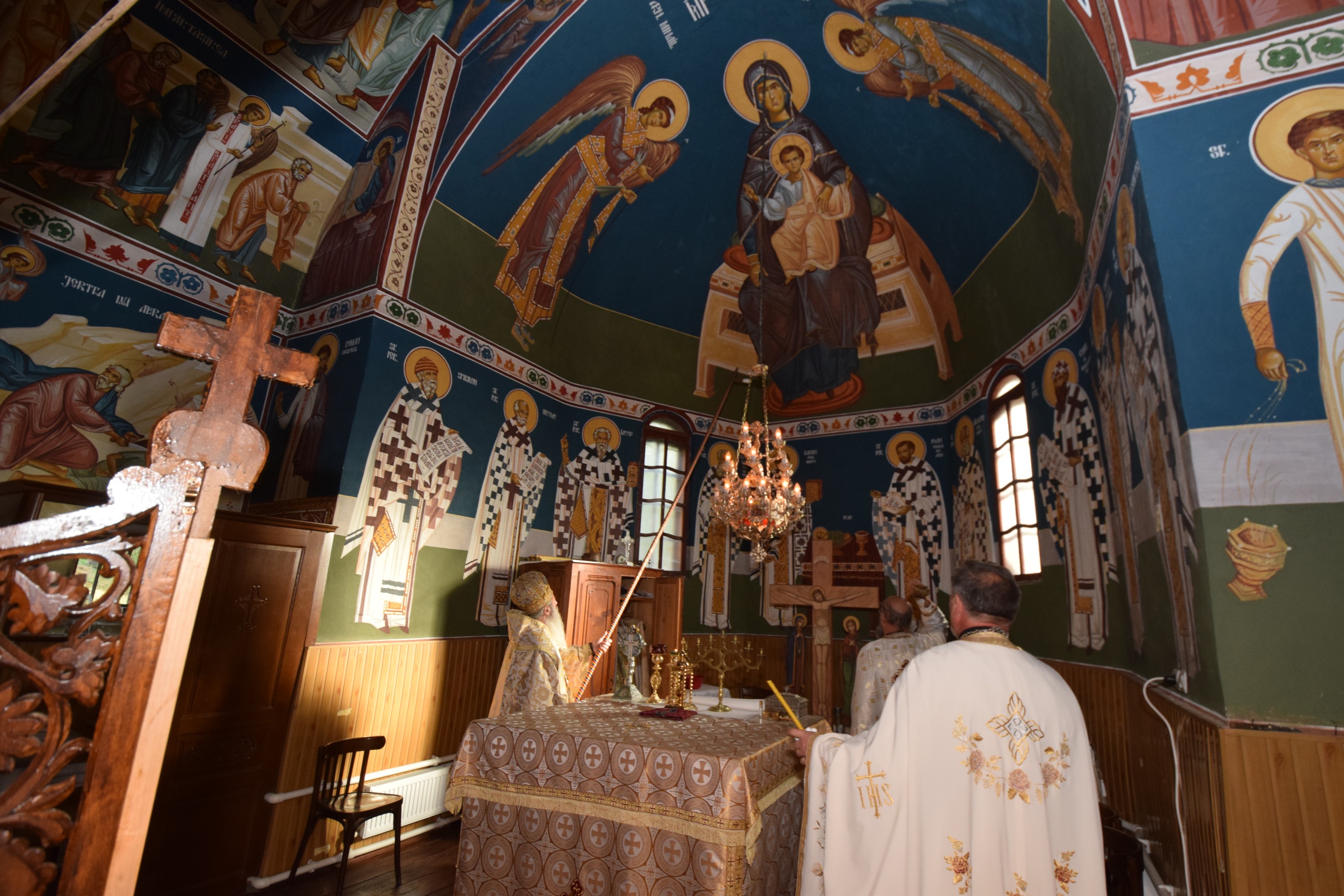 Sărbătoare la Negulești: IPS Mitropolit Teofan a resfințit biserica parohială