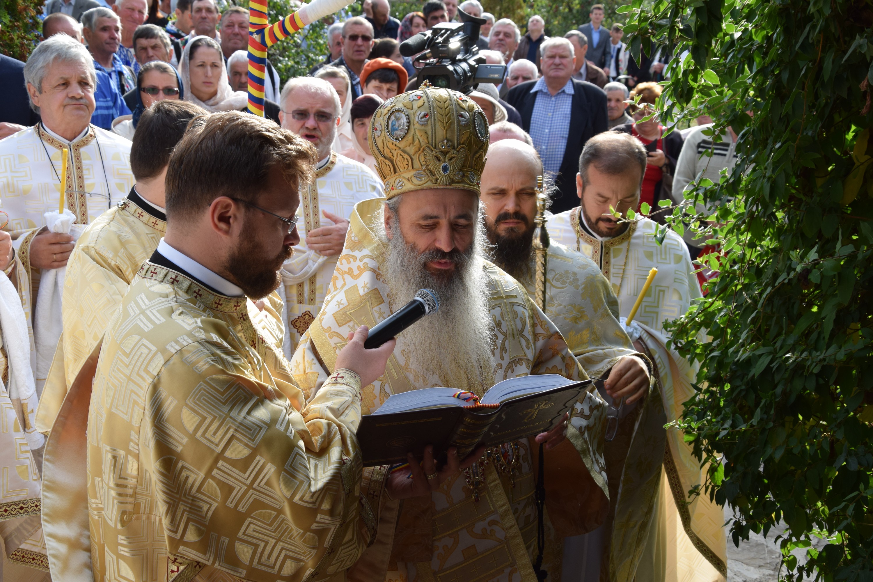 Sărbătoare la Negulești: IPS Mitropolit Teofan a resfințit biserica parohială