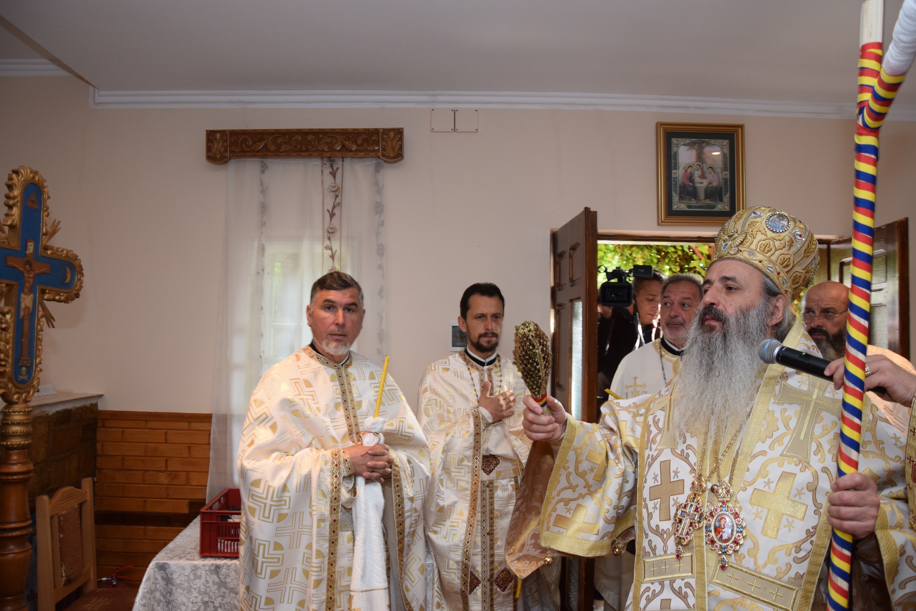 Sărbătoare la Negulești: IPS Mitropolit Teofan a resfințit biserica parohială